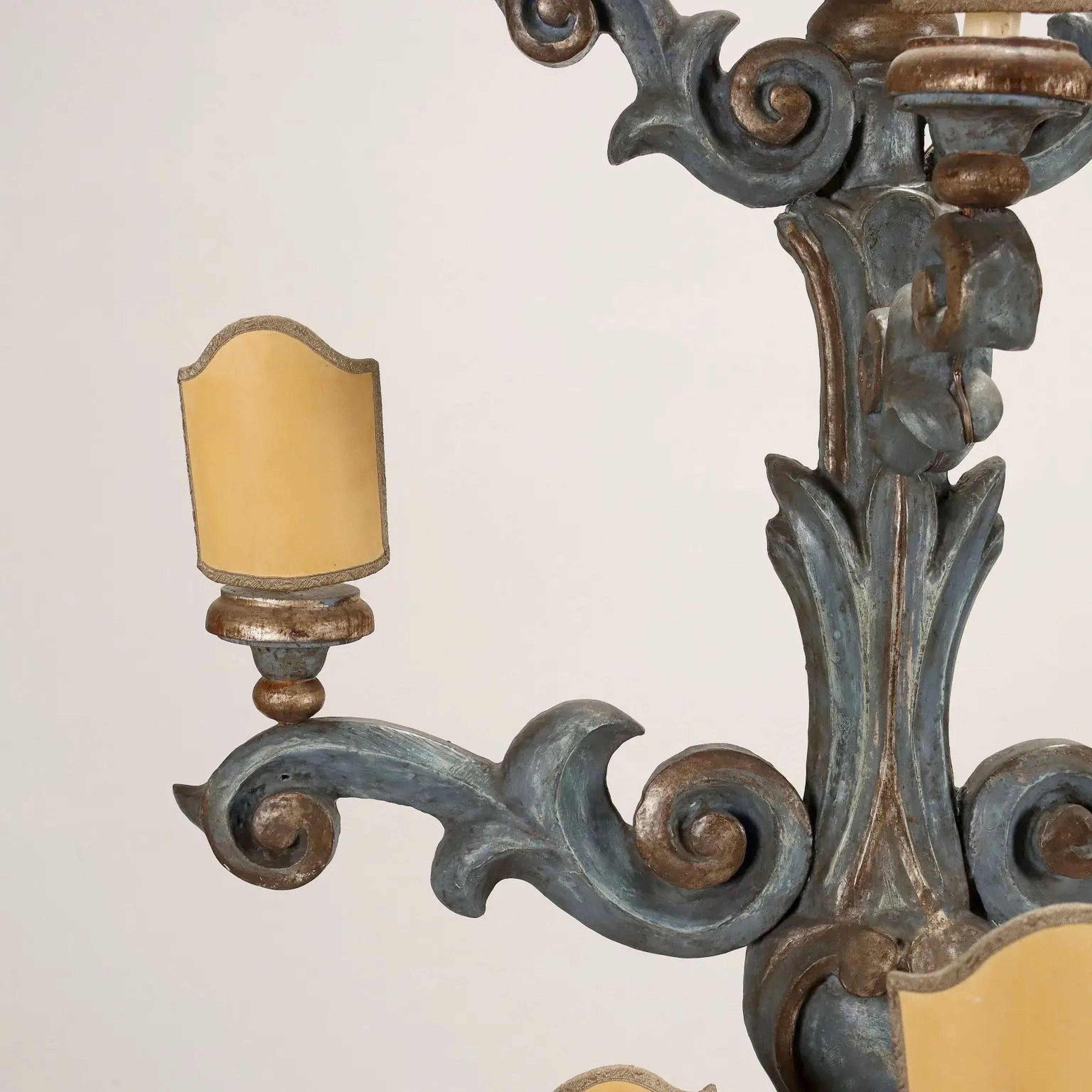 Sculptée d'un balustre central, de rinceaux de feuilles stylisées se terminant par un chandelier, le tout se terminant par une urne flanquée de deux poignées à volutes sur une base carrée.