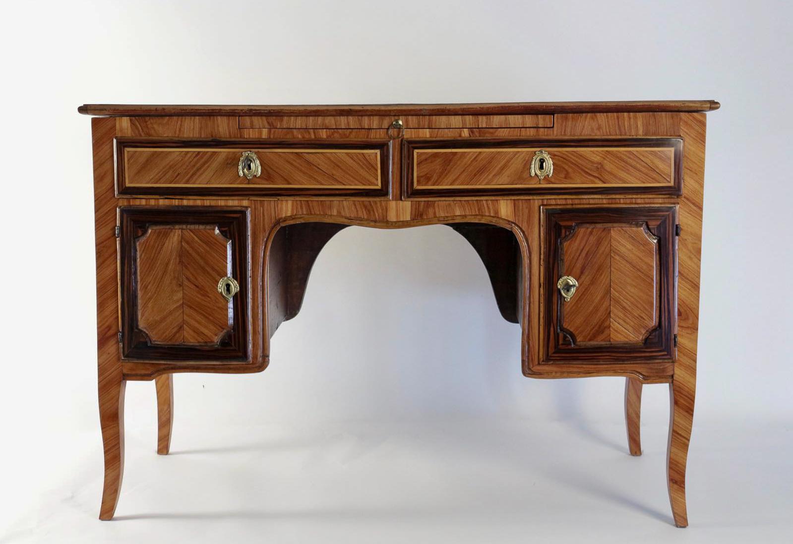 Italian flat-top desk, mid-18th century, circa 1750-1760

An excellent Italian flat top writing table in rosewood, lemonwood parquetry, opening with two drawers and two doors, at the top two writing sections. Our desk raised on four elegant