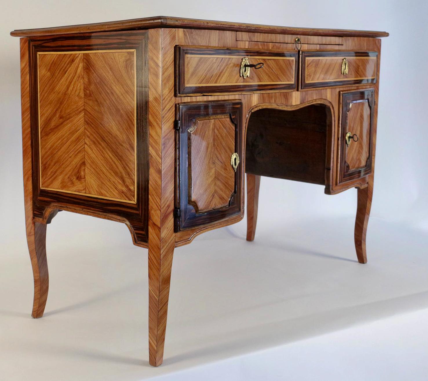 Italian Flat-Top Desk, Mid-18th Century, circa 1750-1760 In Good Condition For Sale In Saint Ouen, FR