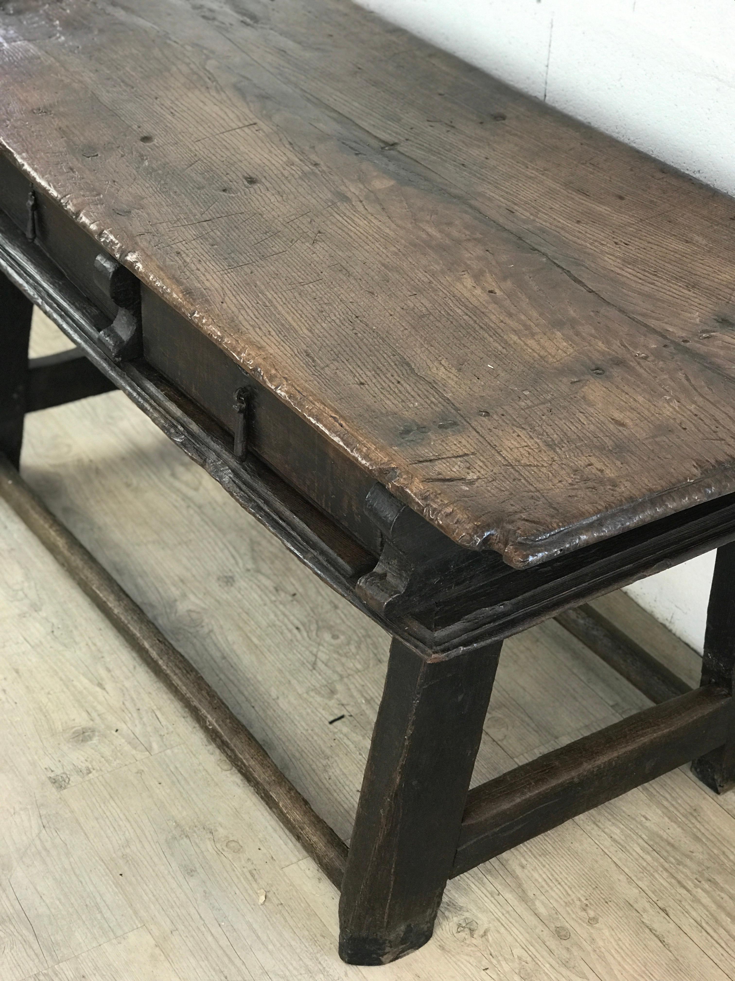 Renaissance Italian flat waxed wood desk with drawers For Sale