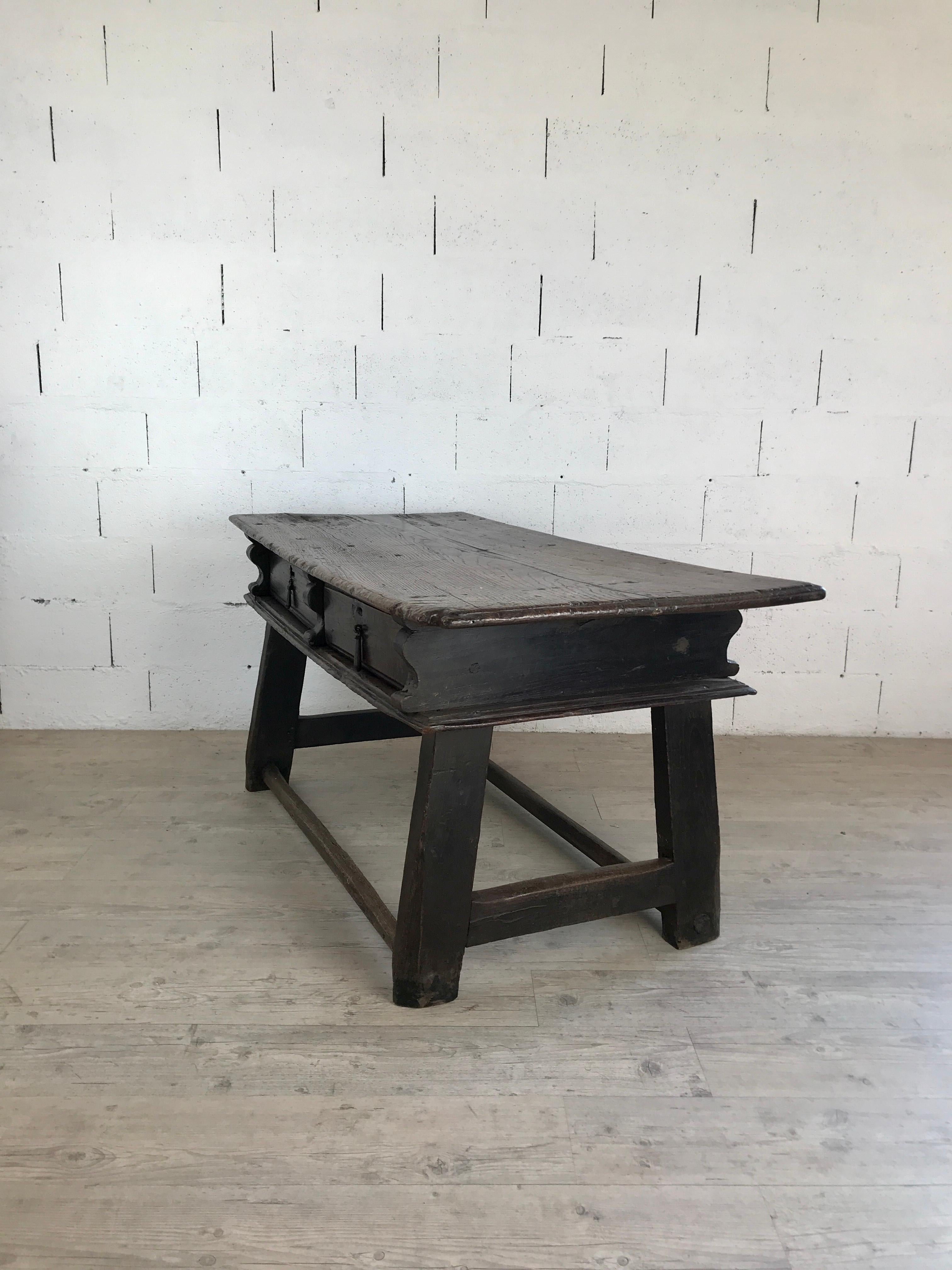 Italian flat waxed wood desk with drawers In Good Condition For Sale In PARIS, FR