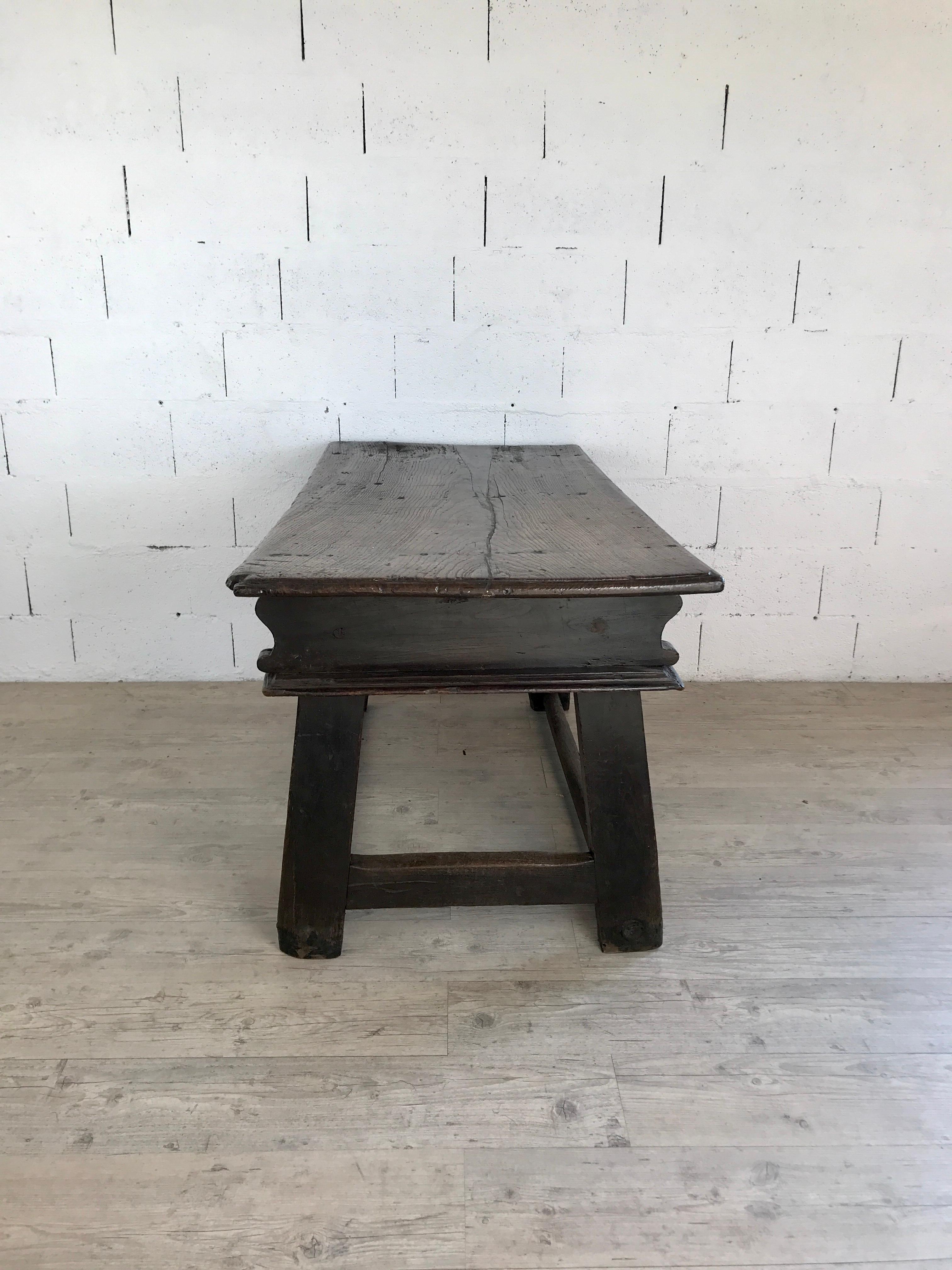 17th Century Italian flat waxed wood desk with drawers For Sale