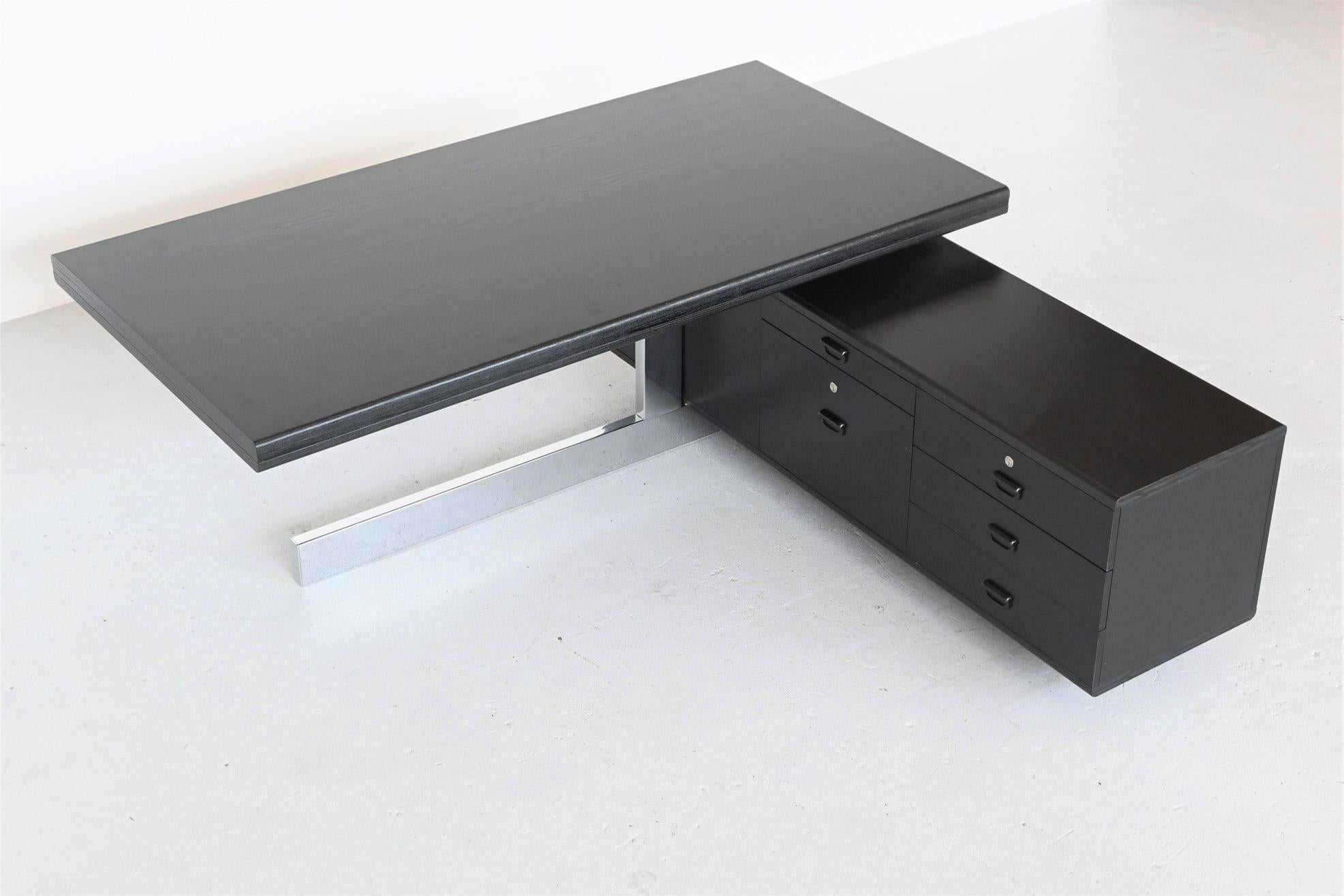Italian Floating Executive Desk Black and Chrome, Italy, 1970 In Good Condition In Etten-Leur, NL