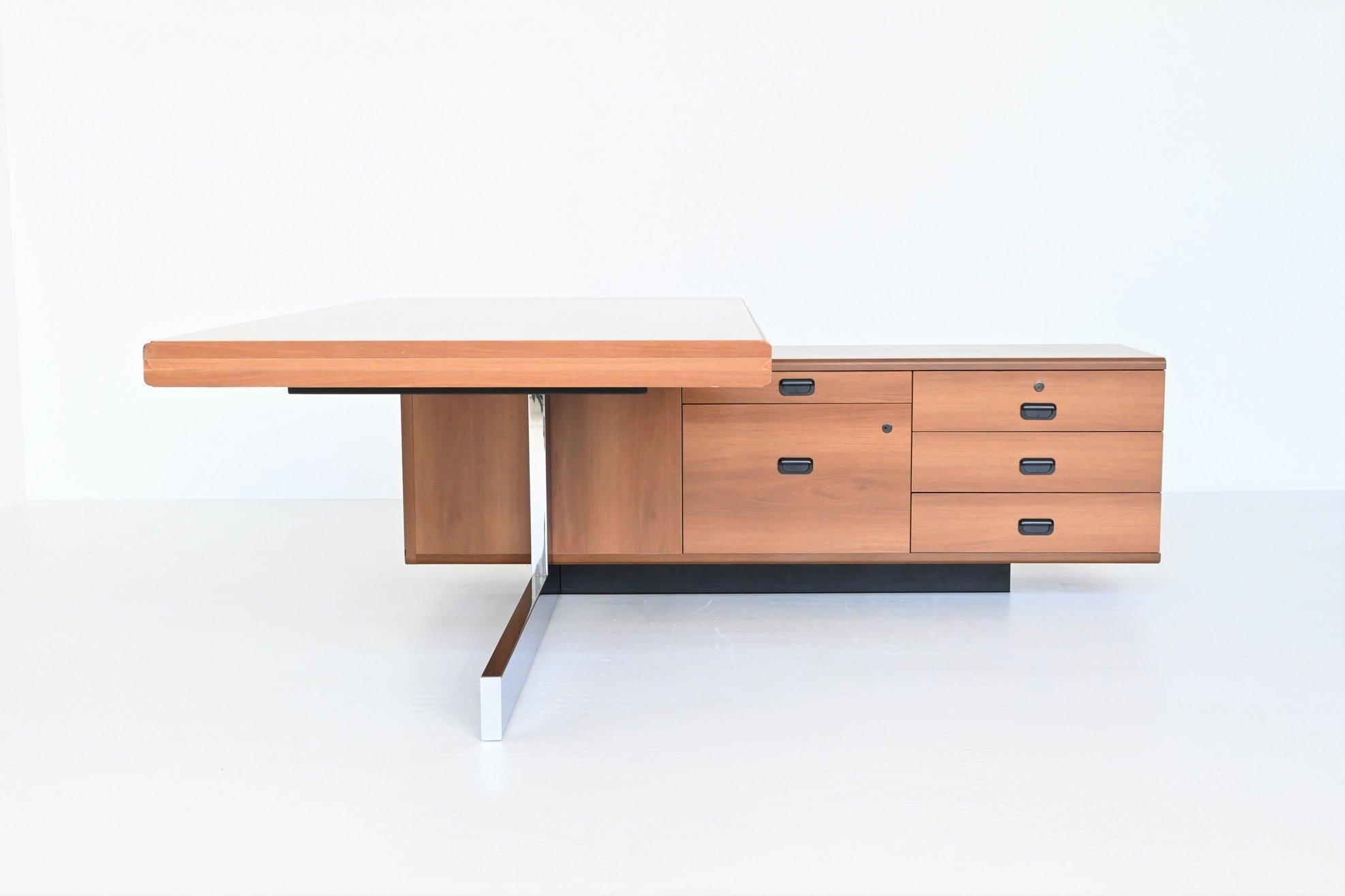 Stunning large executive desk by unknown designer or manufacturer, Italy 1970. This very nice shaped desk has a great and innovative appearance. The top seems to float due to the strong and smart construction of the base. It is made of veneered
