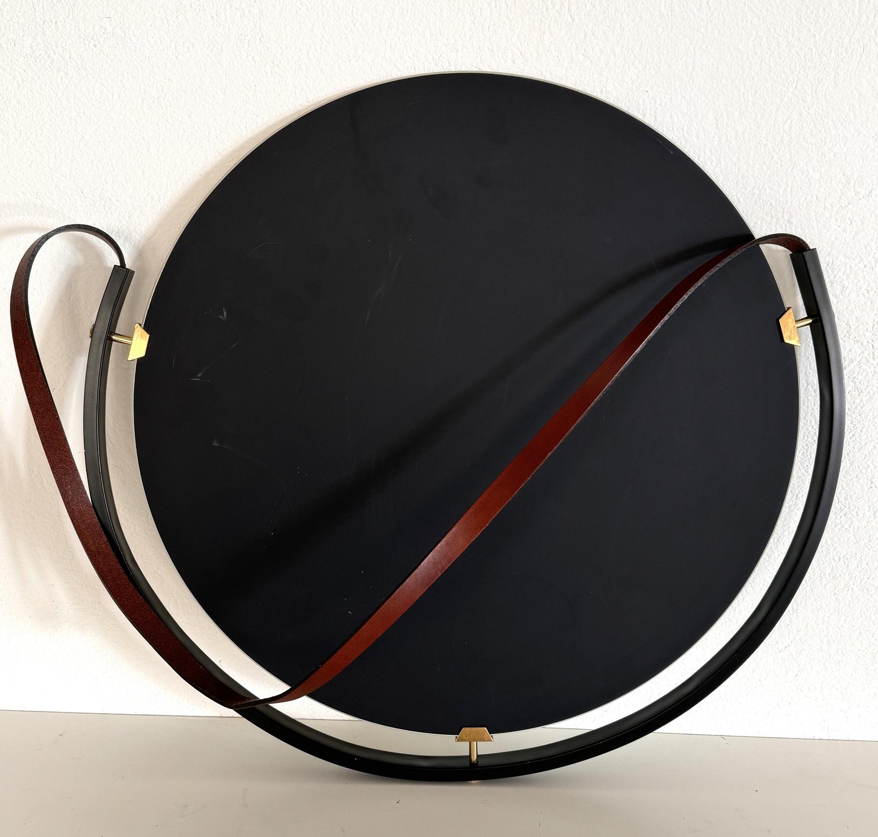 Miroir mural flottant italien avec sangle en cuir et détails en laiton, années 1960 en vente 7