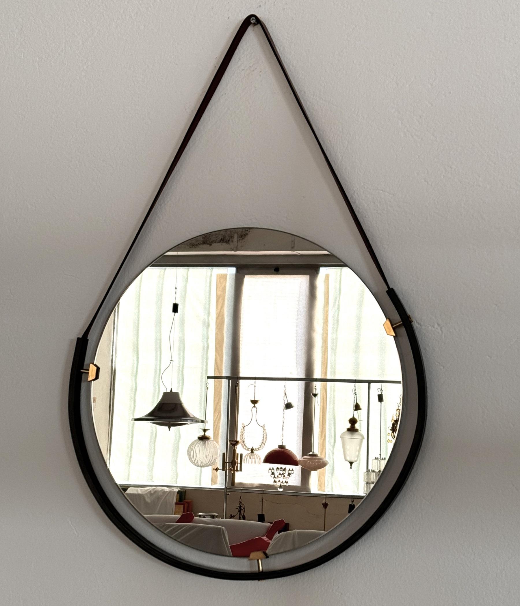 Miroir mural flottant italien avec sangle en cuir et détails en laiton, années 1960

Magnifique miroir mural flottant datant du milieu du siècle dernier en Italie.
Magnifique design italien minimaliste mais sophistiqué sur un cadre en métal noir