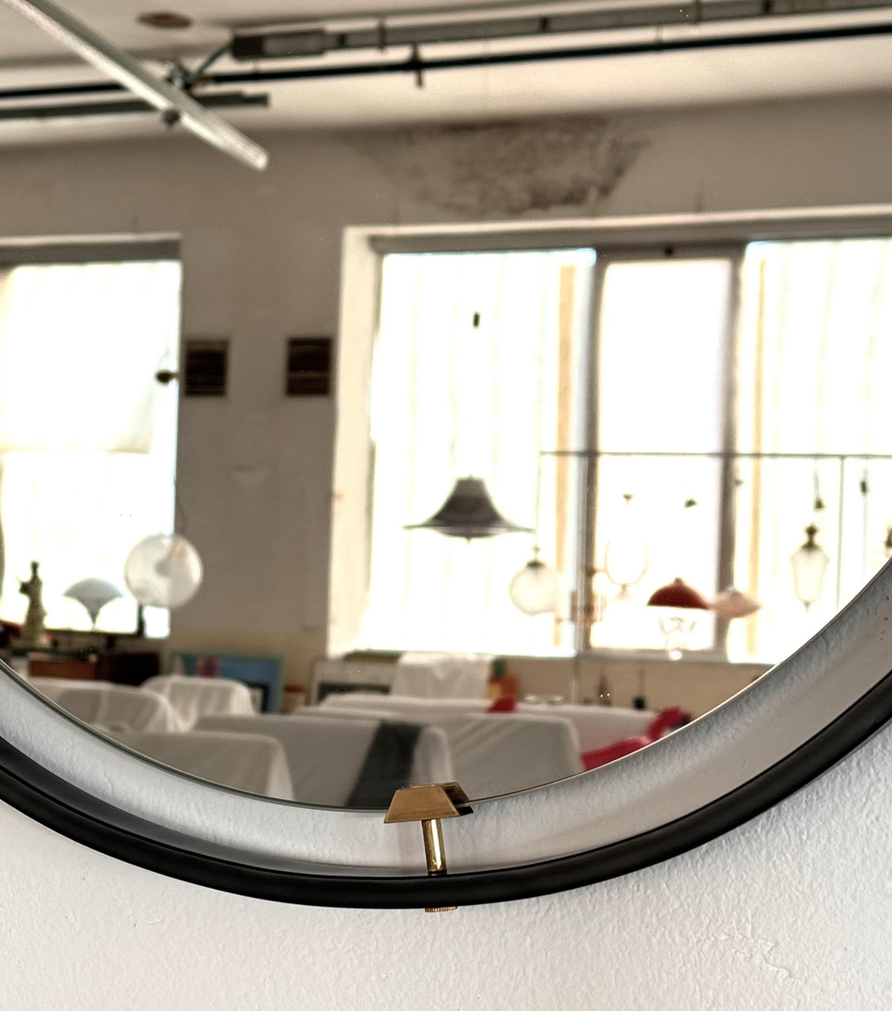 Mid-Century Modern Miroir mural flottant italien avec sangle en cuir et détails en laiton, années 1960 en vente