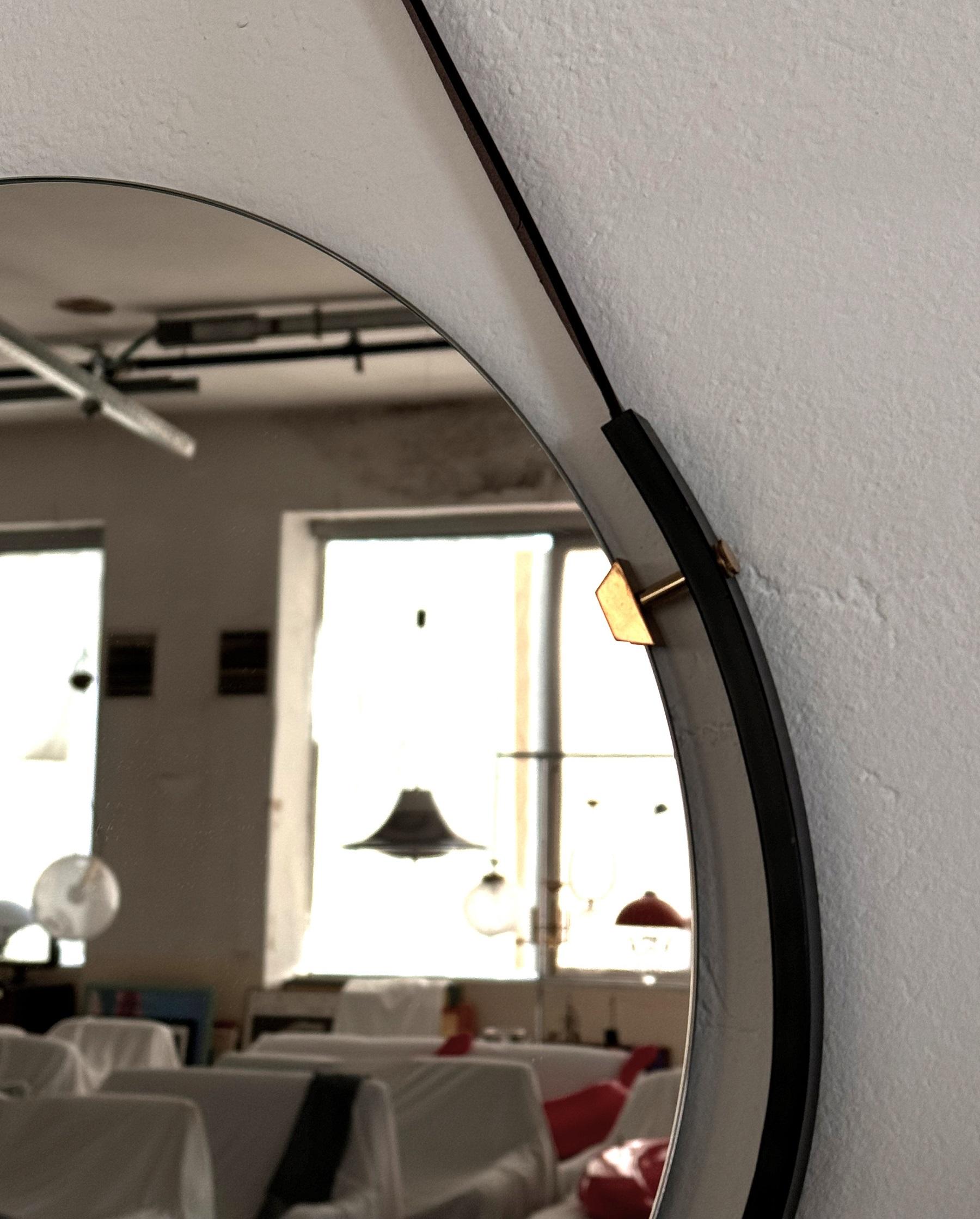 Fait main Miroir mural flottant italien avec sangle en cuir et détails en laiton, années 1960 en vente