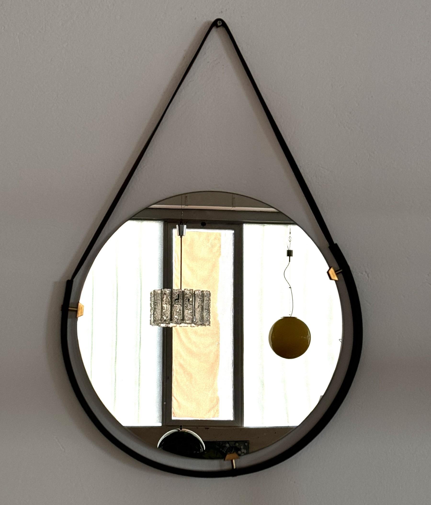 Miroir mural flottant italien avec sangle en cuir et détails en laiton, années 1960 Bon état - En vente à Morazzone, Varese