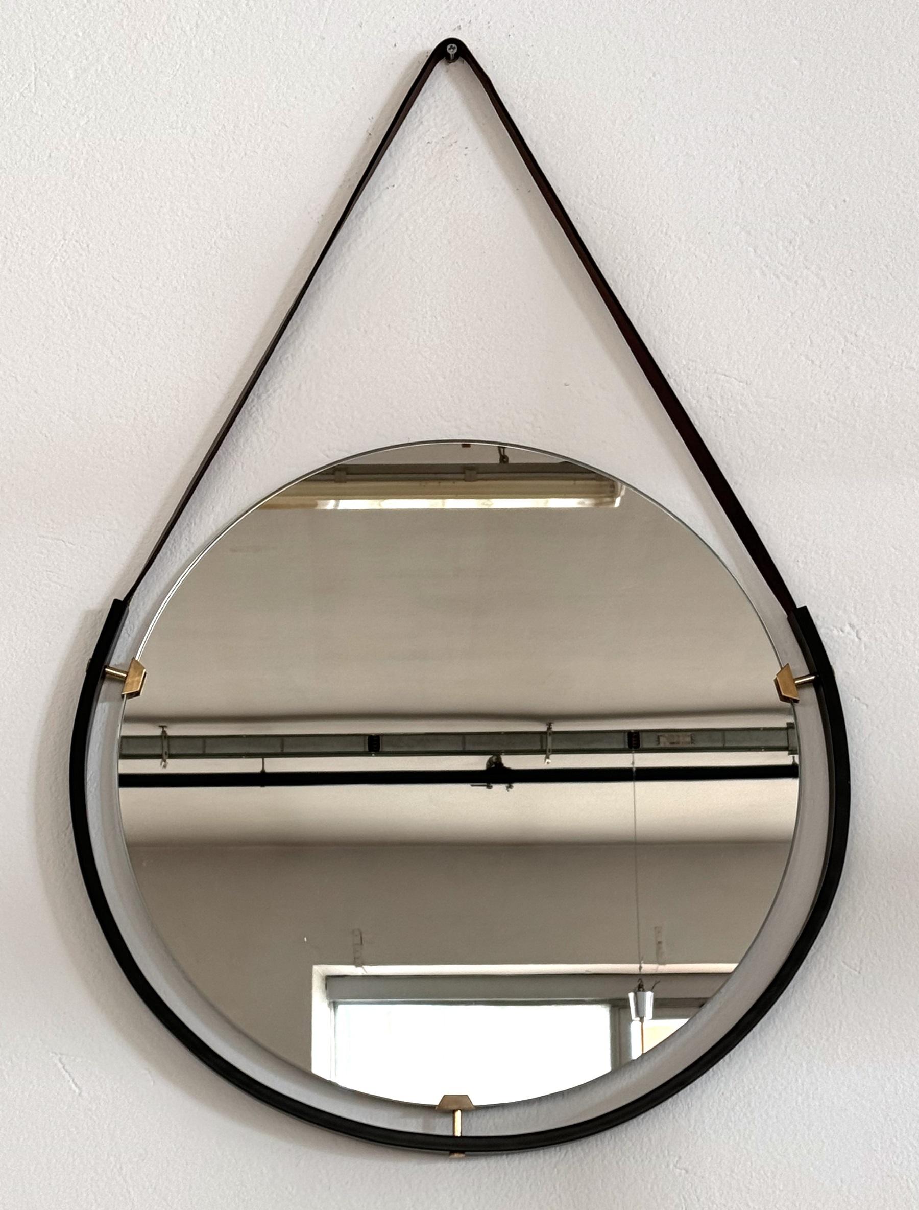 20ième siècle Miroir mural flottant italien avec sangle en cuir et détails en laiton, années 1960 en vente