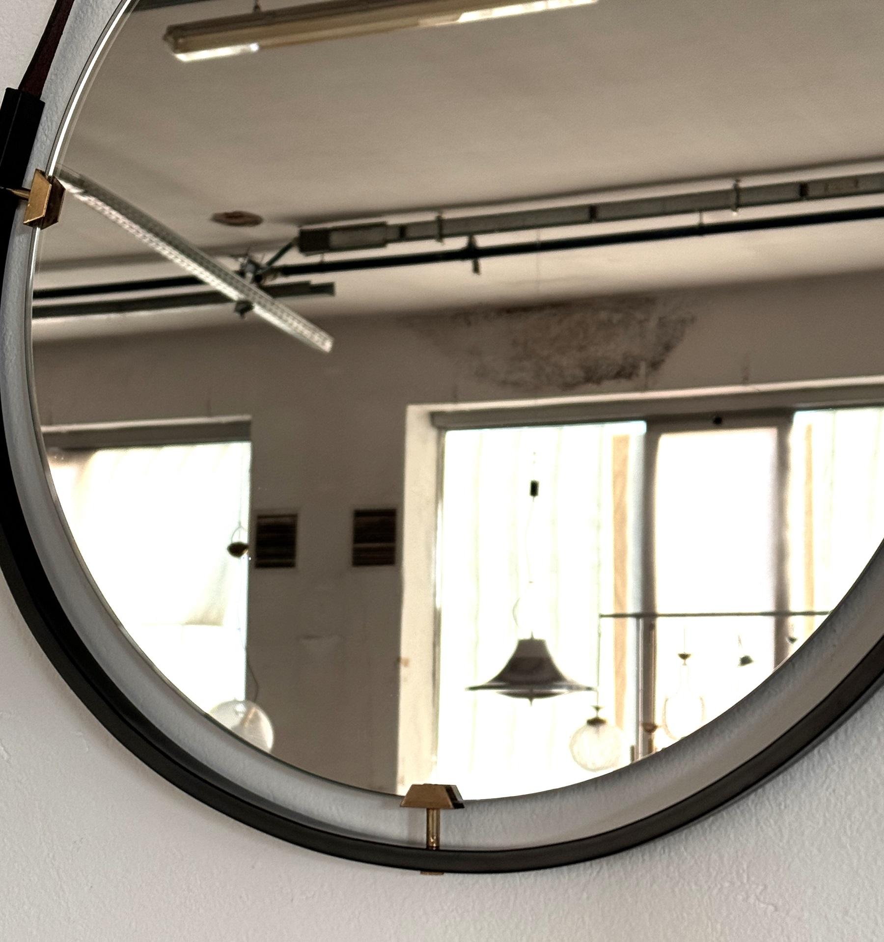 Métal Miroir mural flottant italien avec sangle en cuir et détails en laiton, années 1960 en vente