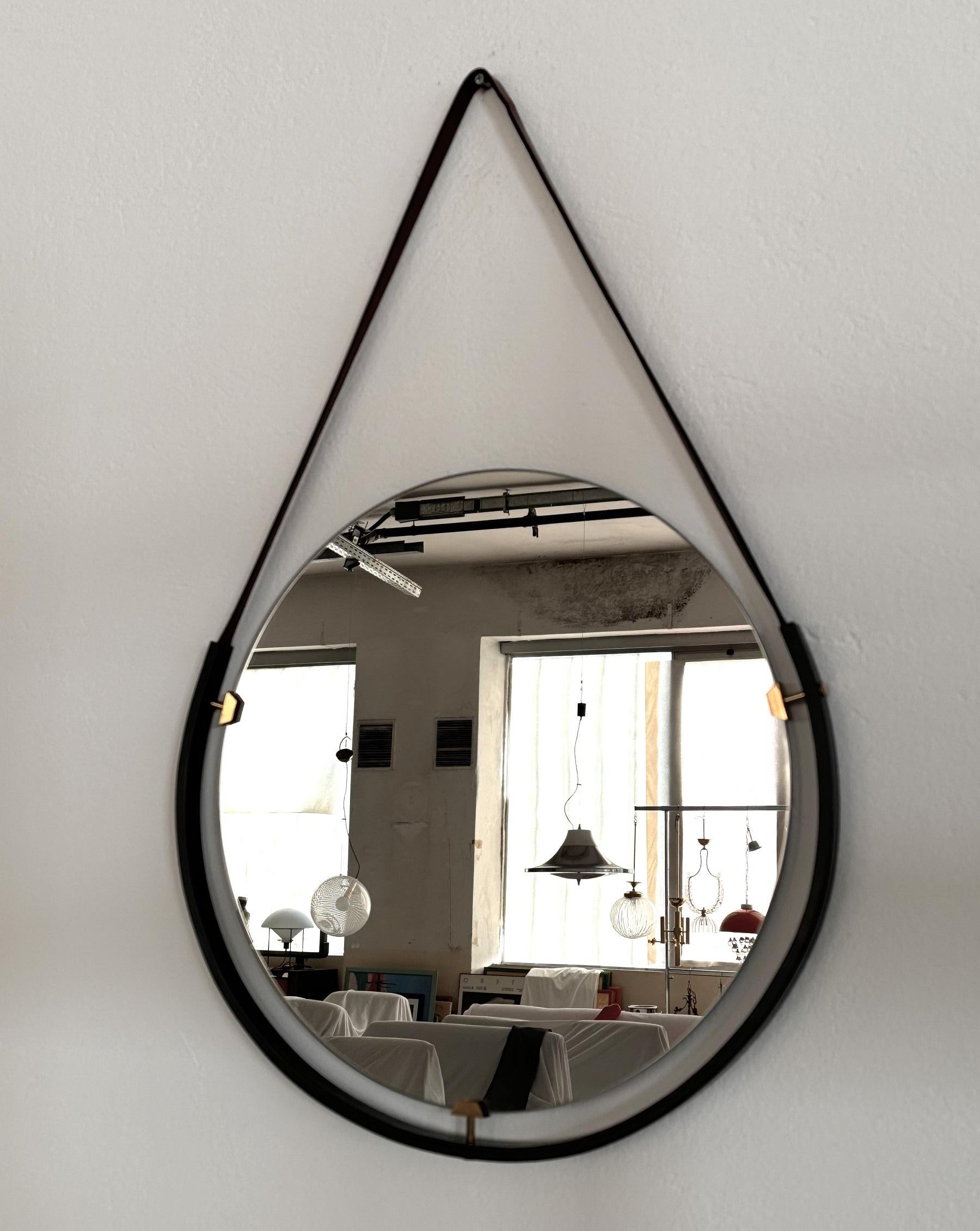 Miroir mural flottant italien avec sangle en cuir et détails en laiton, années 1960 en vente 1