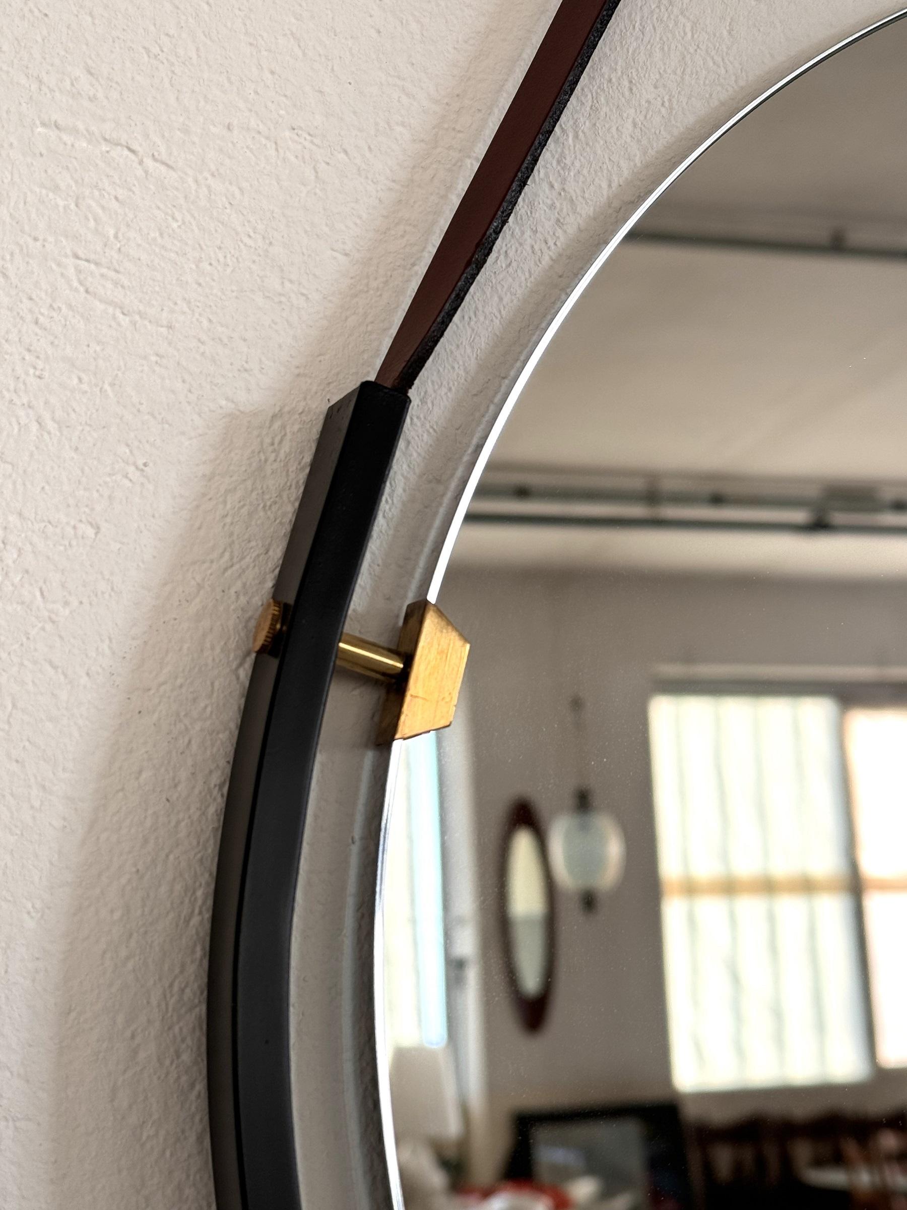 Miroir mural flottant italien avec sangle en cuir et détails en laiton, années 1960 en vente 2