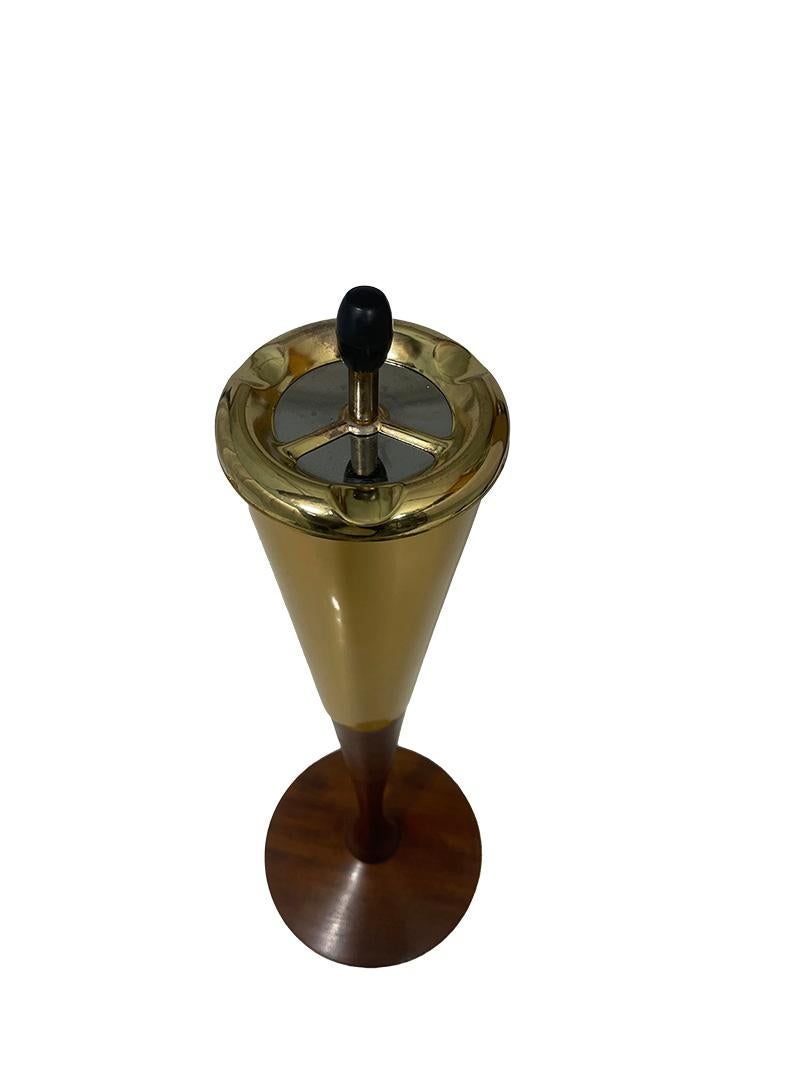 Portacenere da terra italiano, anni '50

Posacenere da terra italiano di forma conica con base rotonda ponderata in teak. Il piano di forma conica è realizzato in alluminio con un posacenere in cima con un sistema a pressione,
in modo che la piastra