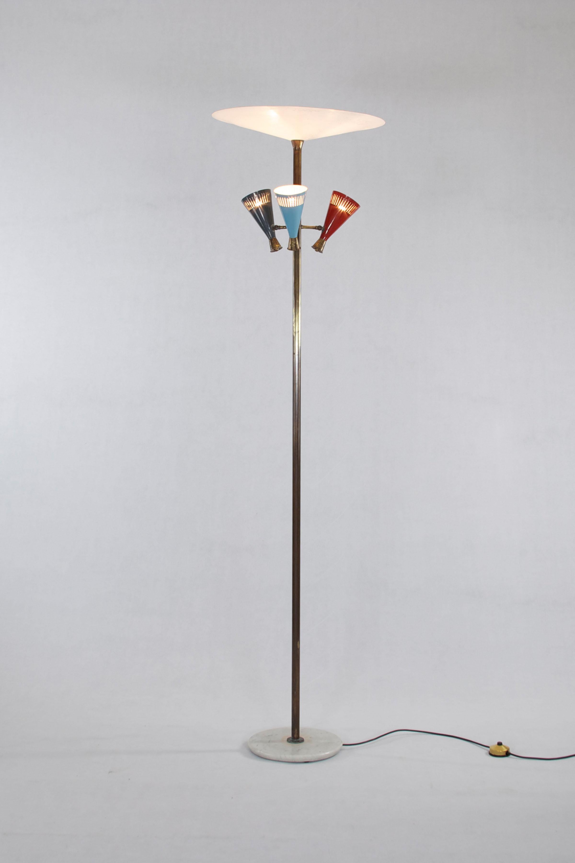 Lampadaire italien des années 1950.
Cette lampe comporte trois abat-jours en aluminium laqué rouge, bleu clair et bleu foncé, un cadre en laiton et une base en marbre massif. Outre une patine naturelle due à l'âge, la lampe est en bon état