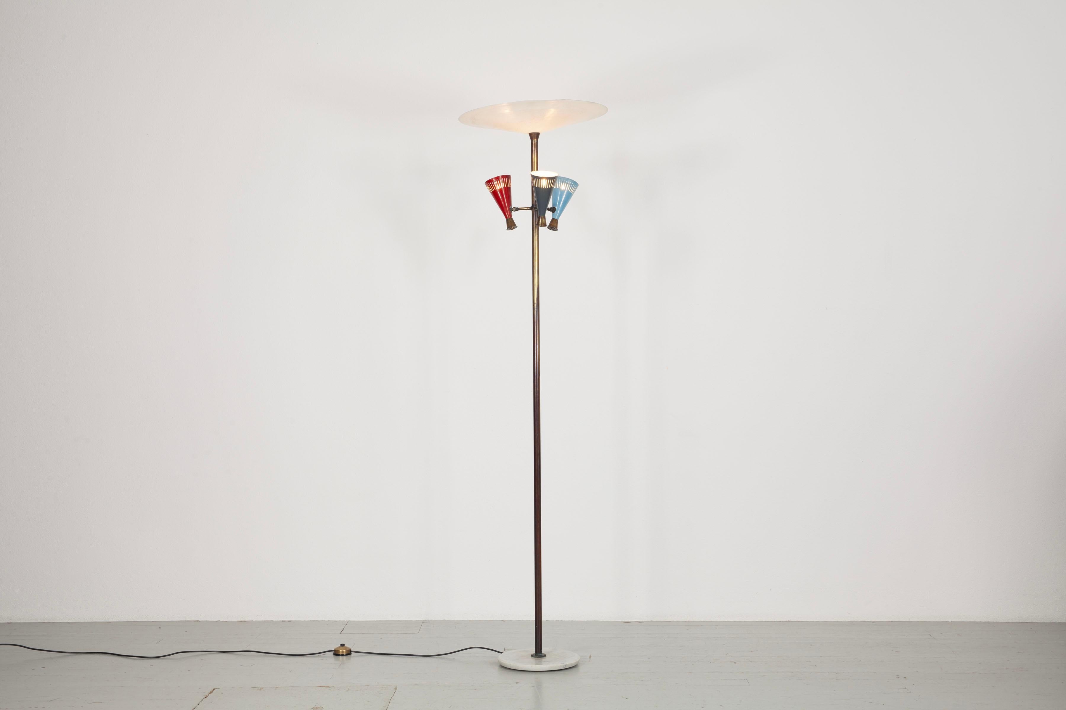 Lámpara de pie italiana de los años 50.
Esta lámpara tiene tres pantallas de aluminio lacado en rojo, azul claro y azul oscuro, un marco de latón y una base de mármol macizo. Aparte de una pátina natural propia de la edad, la lámpara está en buen