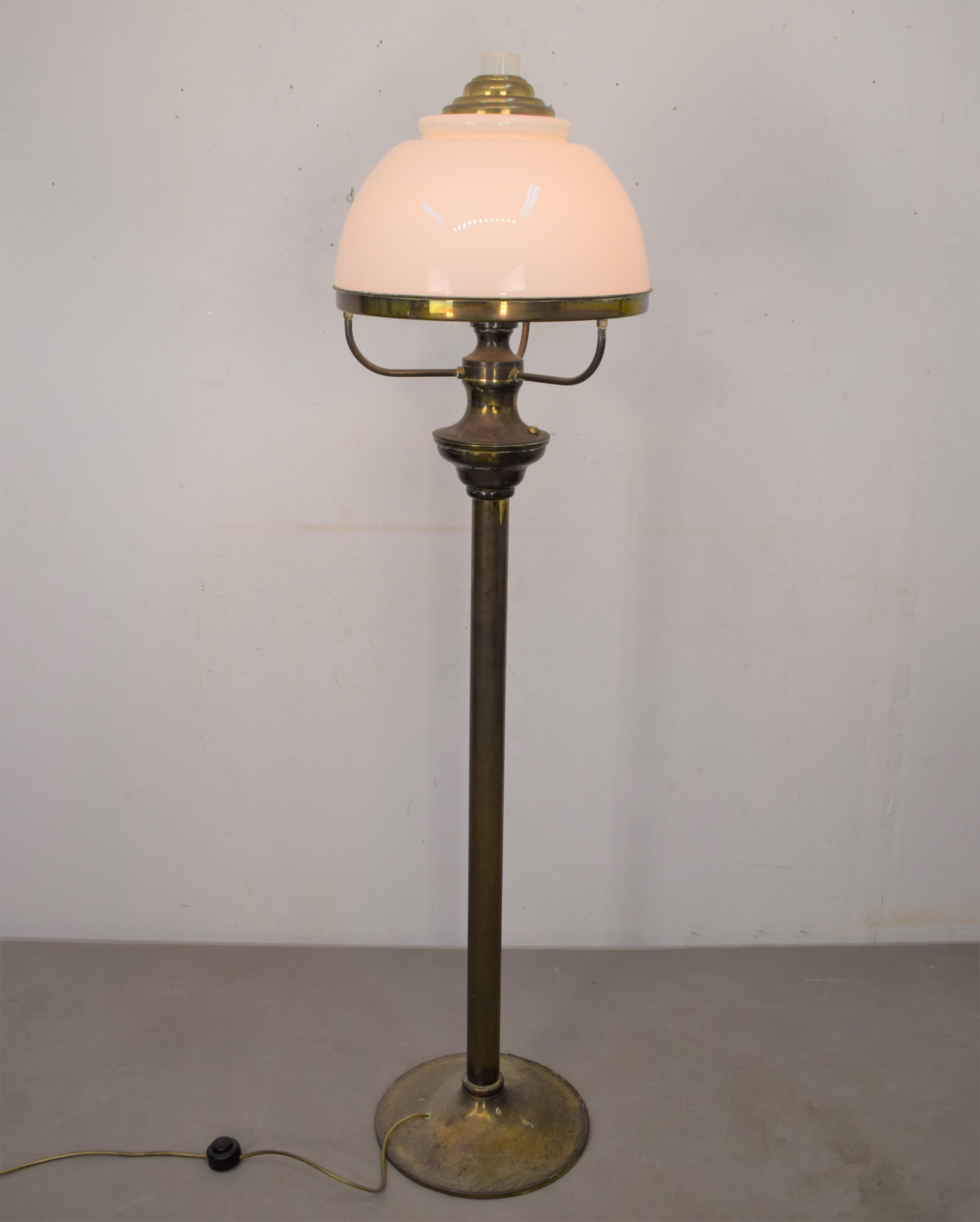 Italienische Stehlampe, 1950er Jahre.
Abmessungen: H=155 cm; D=40 cm.