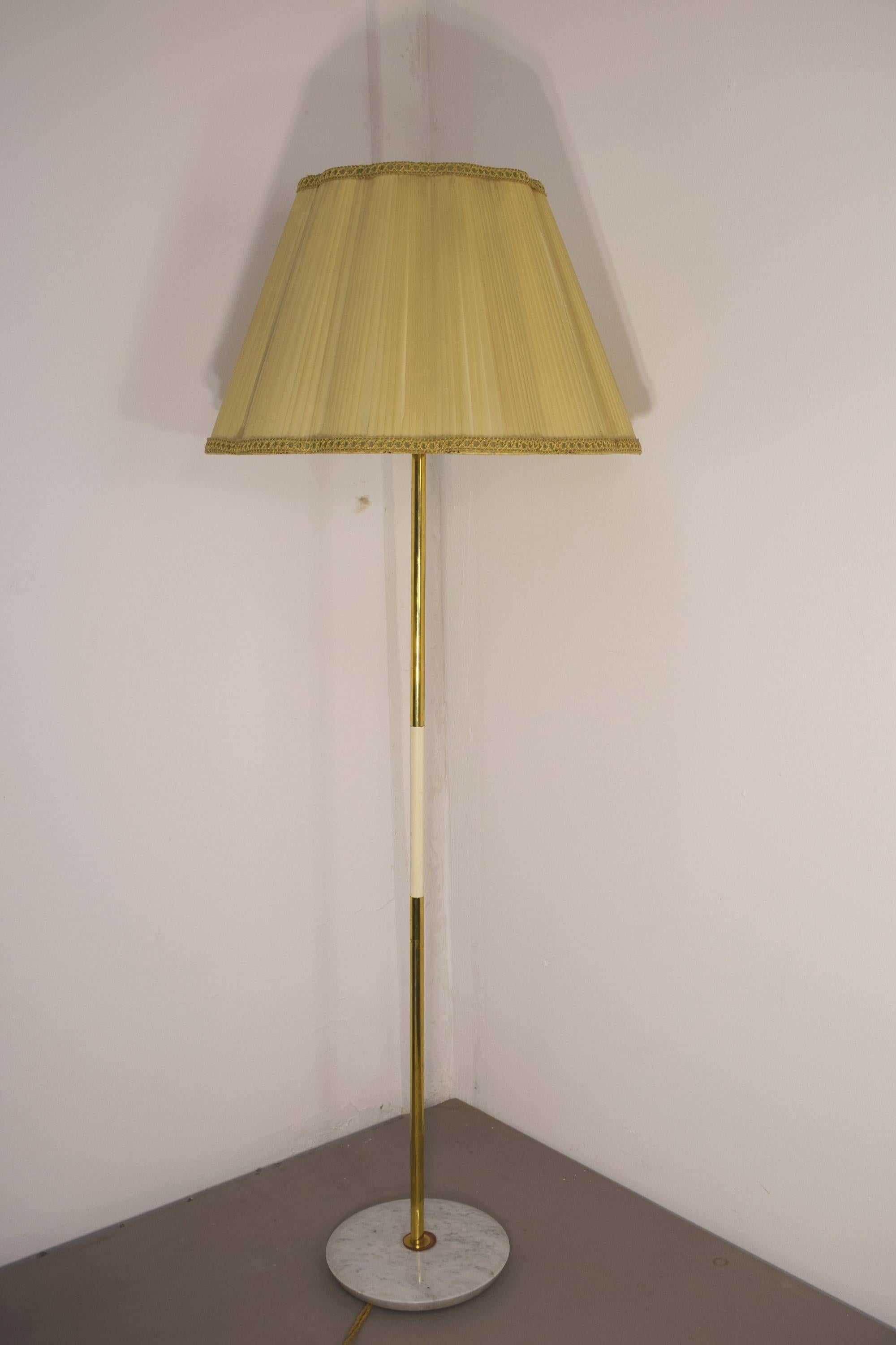 Lampadaire italien, années 1950.
Marbre, laiton et métal.
Dimensions : H= 167 cm ; D marbre = 30 cm ; D total= 62 cm.