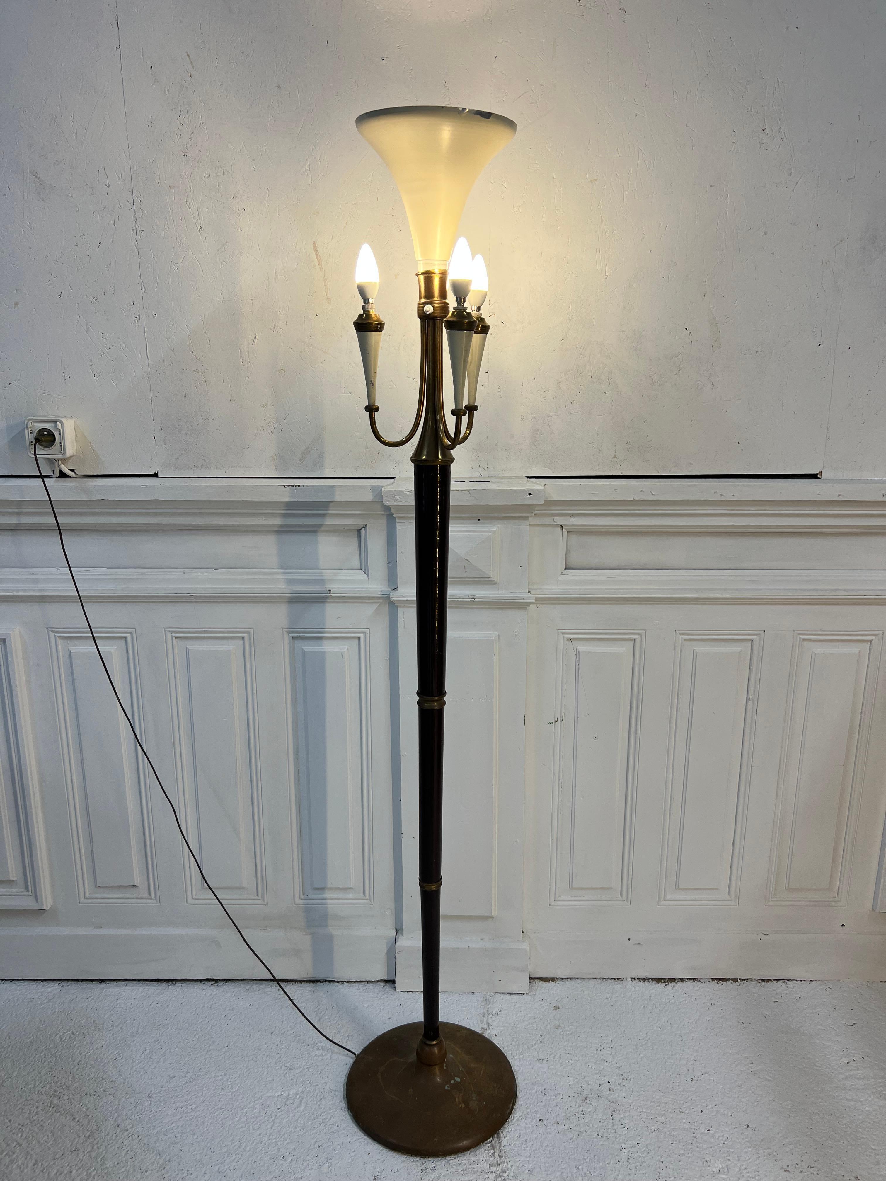 Floor lamp from the 1950s, Italian origin, in mahogany and brass
A switch to illuminate the Mazda-style painted metal lampshade and a second switch for the 3 lights
The brass has a nice patina

Its 1950s look will easily find its place in your