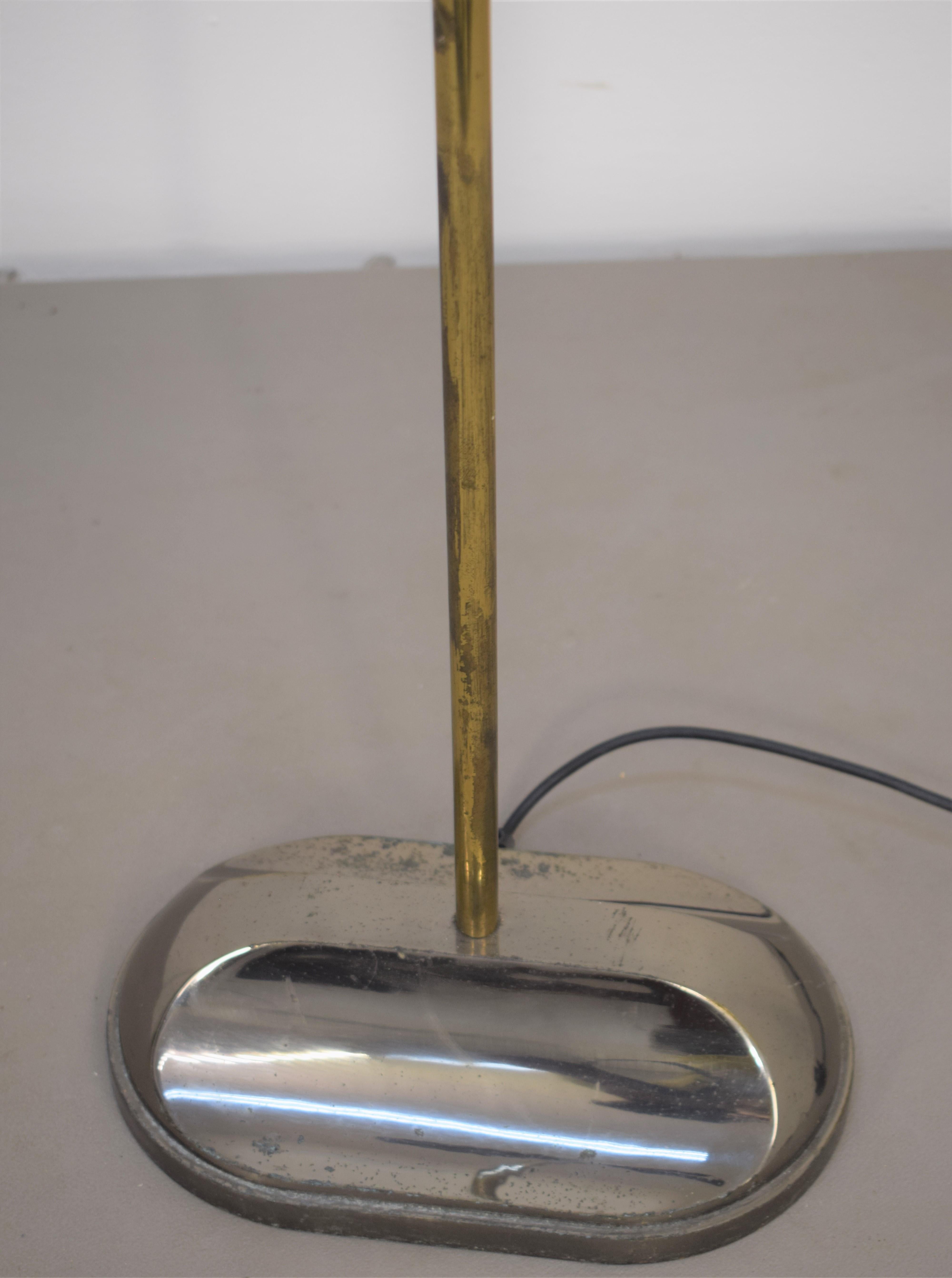 Lámpara de pie italiana, años 80.

Dimensiones: H= 187 cm; L= 45 cm; P= 15 cm.