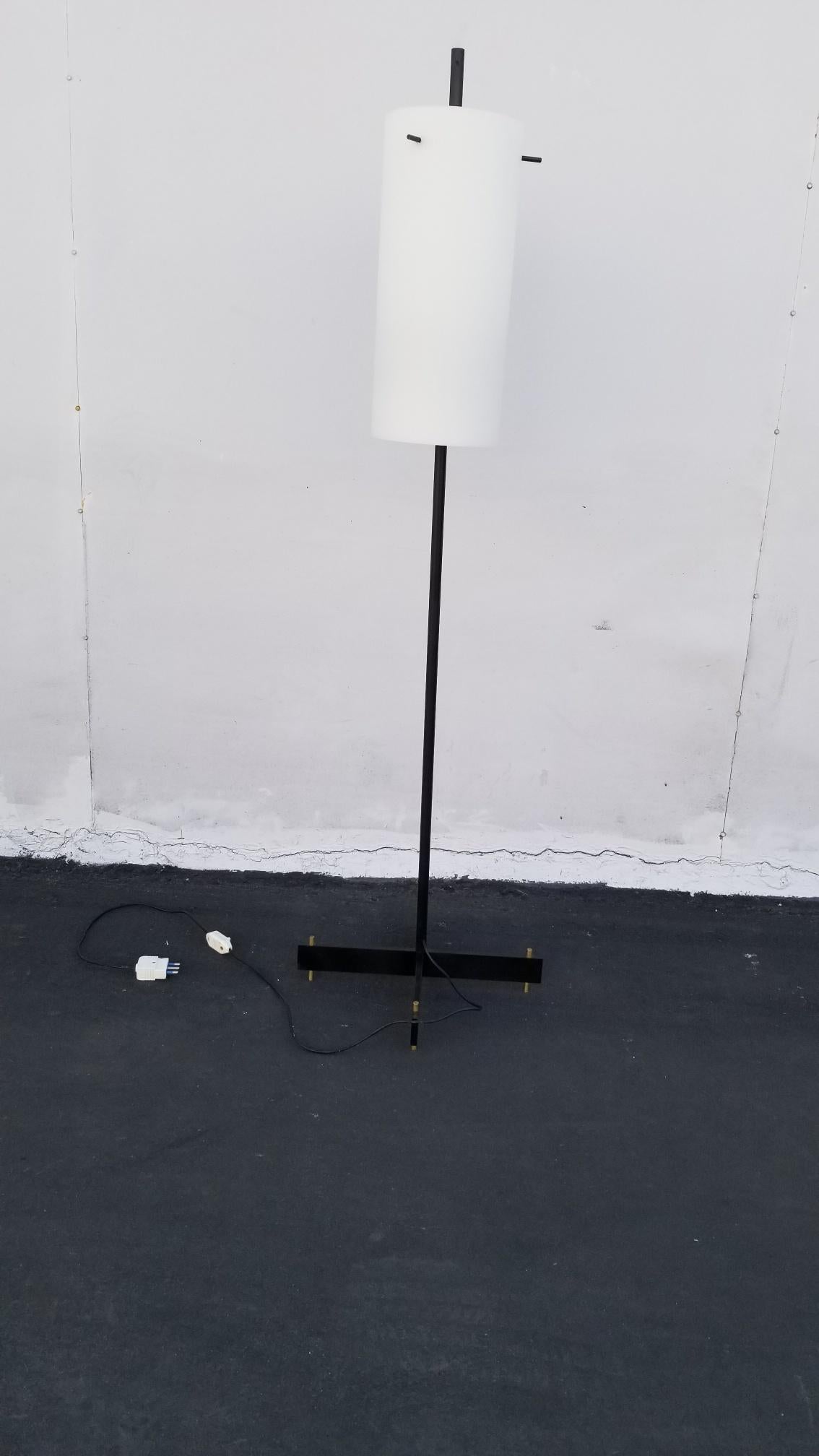 Midcentury Italian floor lamp attributed to Stilnovo.
Metal and brass base and opaline glass shade.