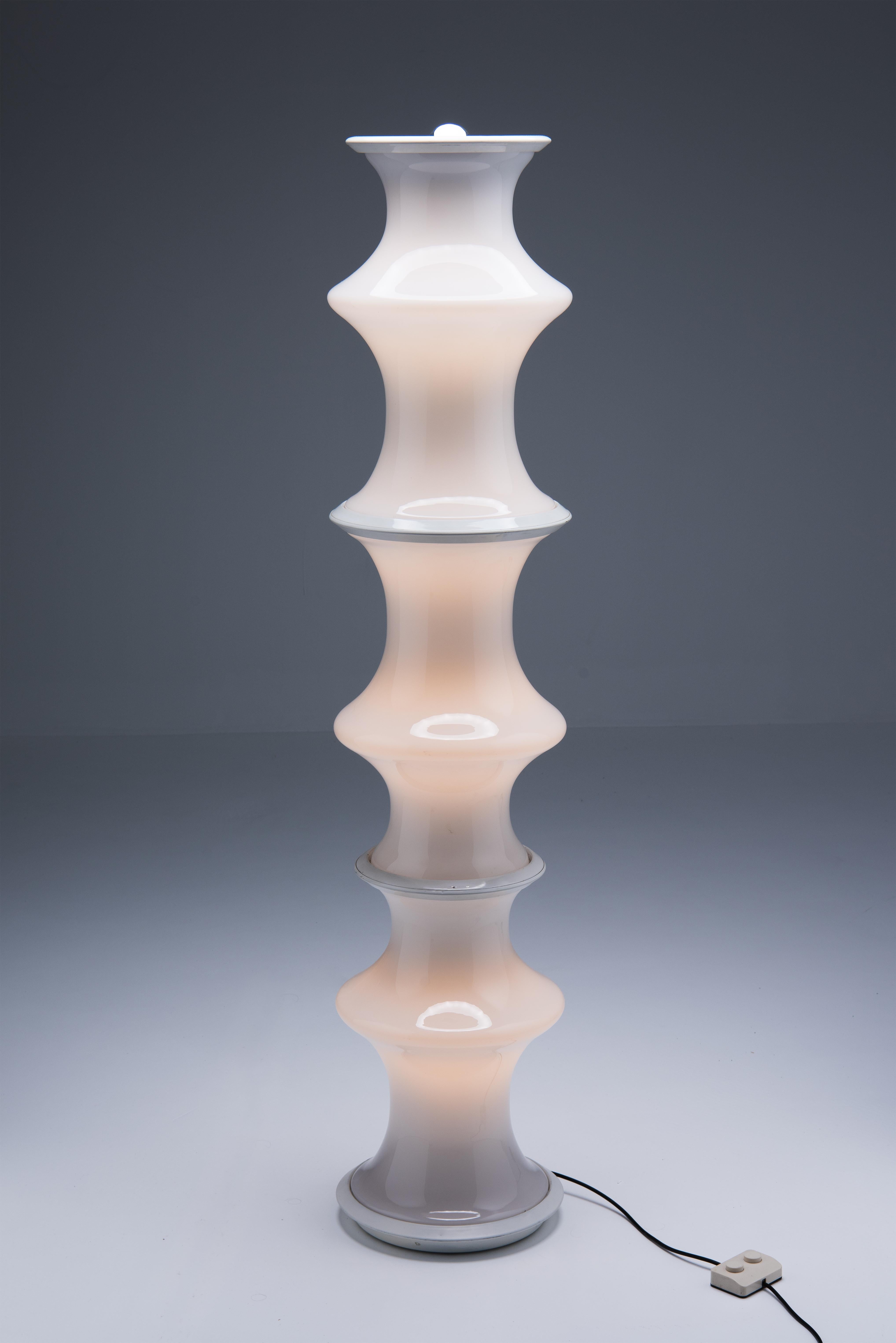 Lampadaire sculptural 'Bamboo' en verre opalin blanc conçu par Enrico Tronconi dans les années 1970. Trois pièces de verre identiques sont reliées par des anneaux ronds en aluminium laqué blanc.
Grâce à la pédale, l'éclairage intérieur (8 pièces E