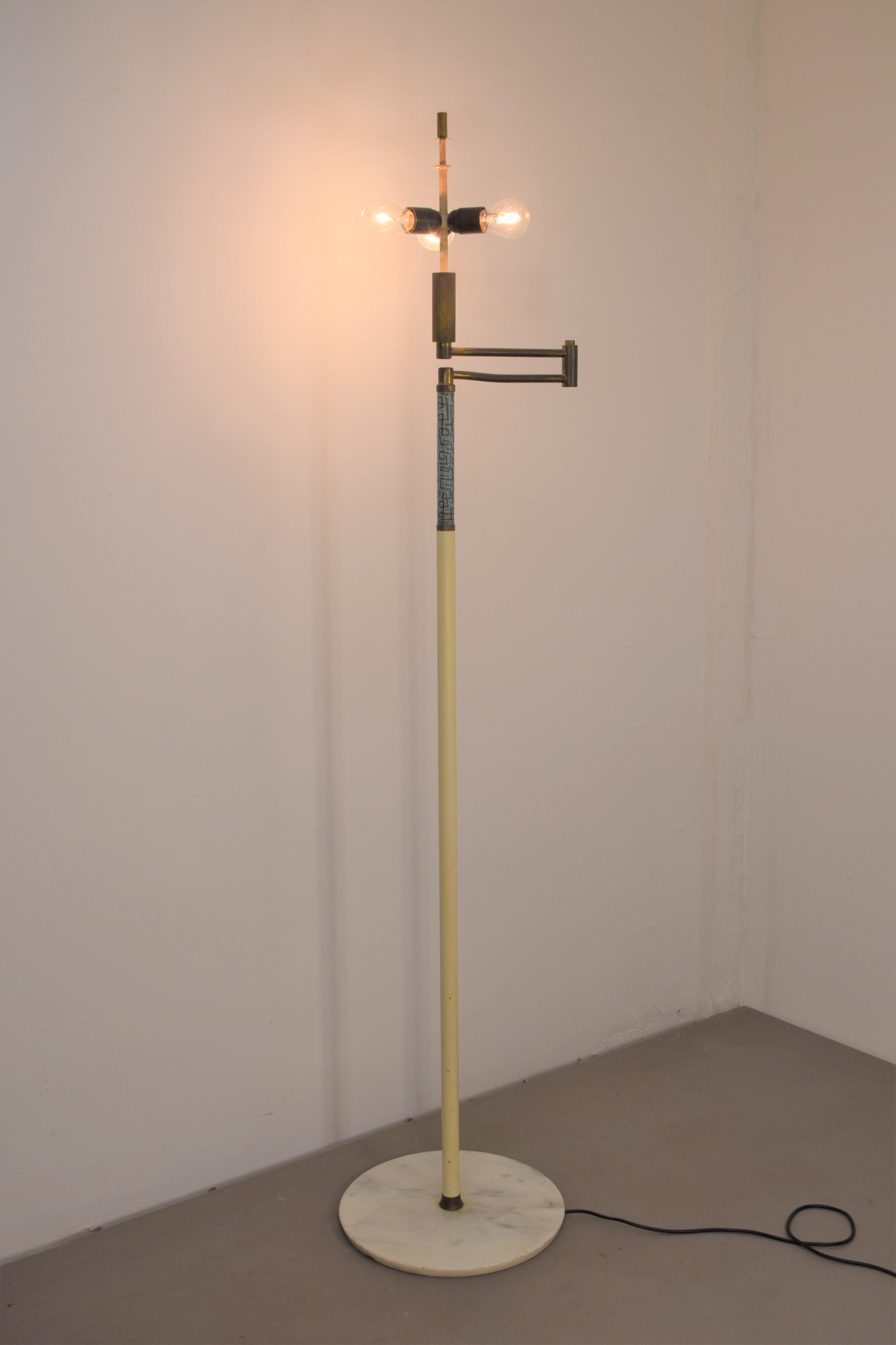 Italienische Stehleuchte von Angelo Brotto für Esperia, 1960er Jahre.

Abmessungen: H= 174 cm; D= 38 cm; max. geschätzt = 70 cm.