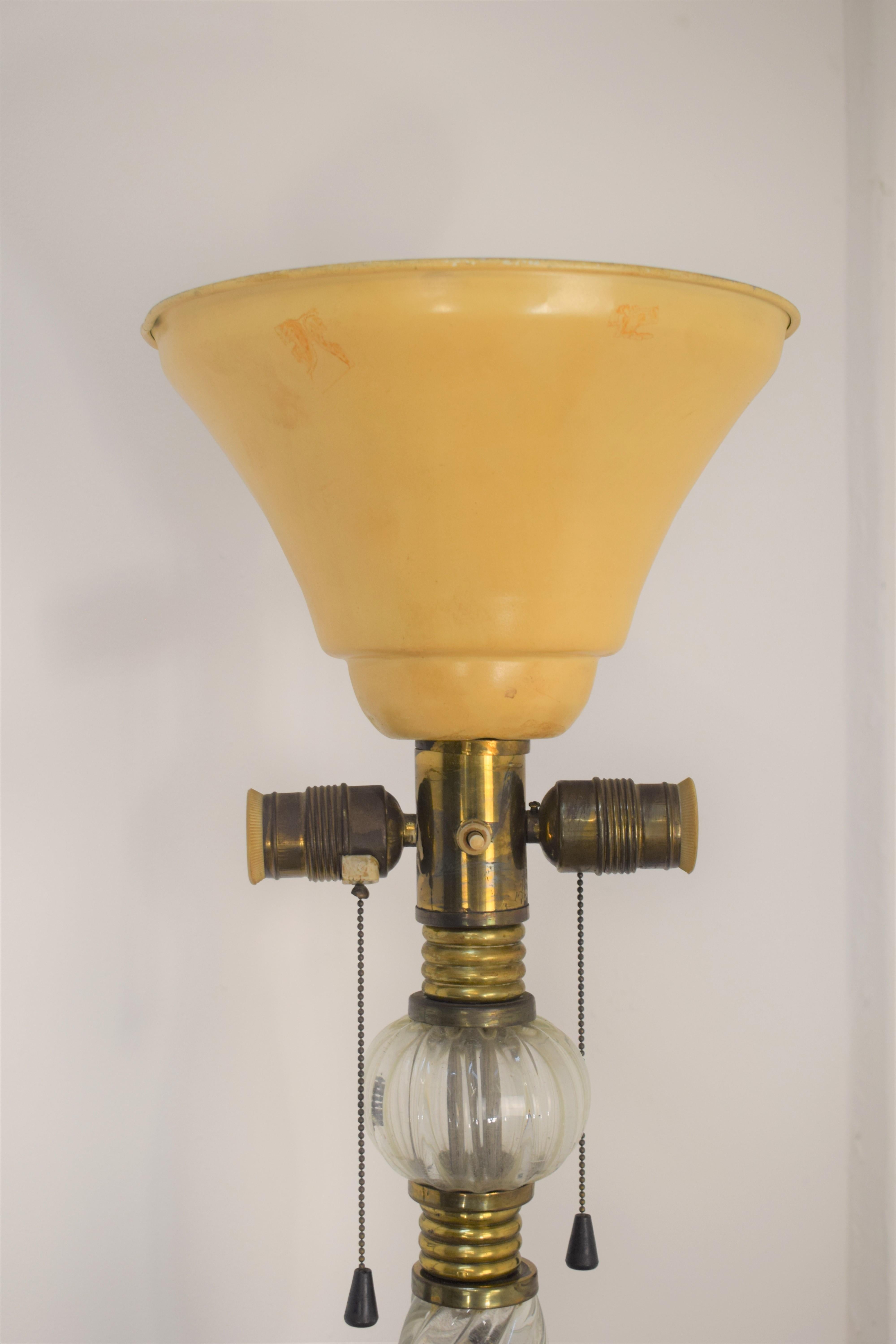 Italienische Stehlampe von Barovier&Toso, 1950er Jahre.
Defektes elektrisches System, ein technischer Eingriff ist erforderlich.
Abmessungen: H= 168 cm; D= 29 cm.