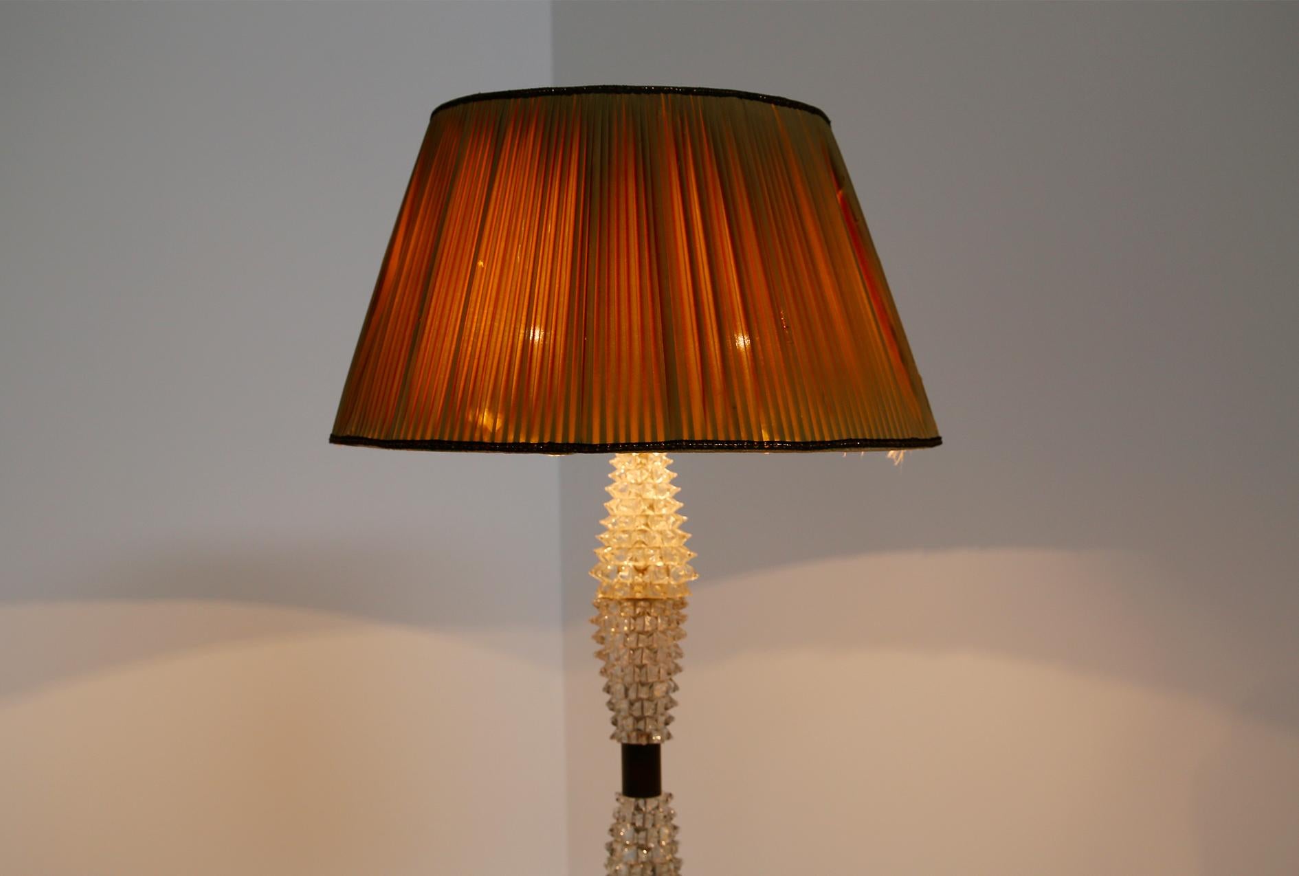Elegant Italian floor lamp made by Barovier & Toso in 1940. The beauty of this lamp is given by its execution
in Rostrato glass that enhances its particularity. In fact the pyramid-shaped rostrato creates an elegant and defined design. At each