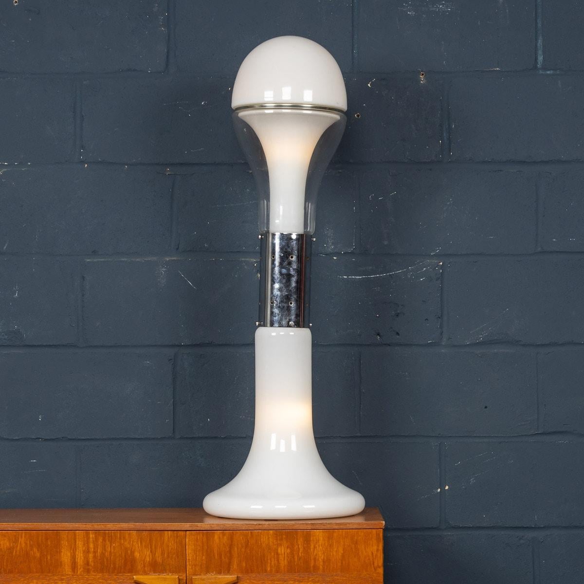 Un superbe lampadaire vintage en métal chromé, verre opalin et verre clair par Carlo Nason des années 1970. La lampe se compose de trois parties en verre soufflé à la main de Murano. Cette lampe en chrome et en verre illustre le savoir-faire de