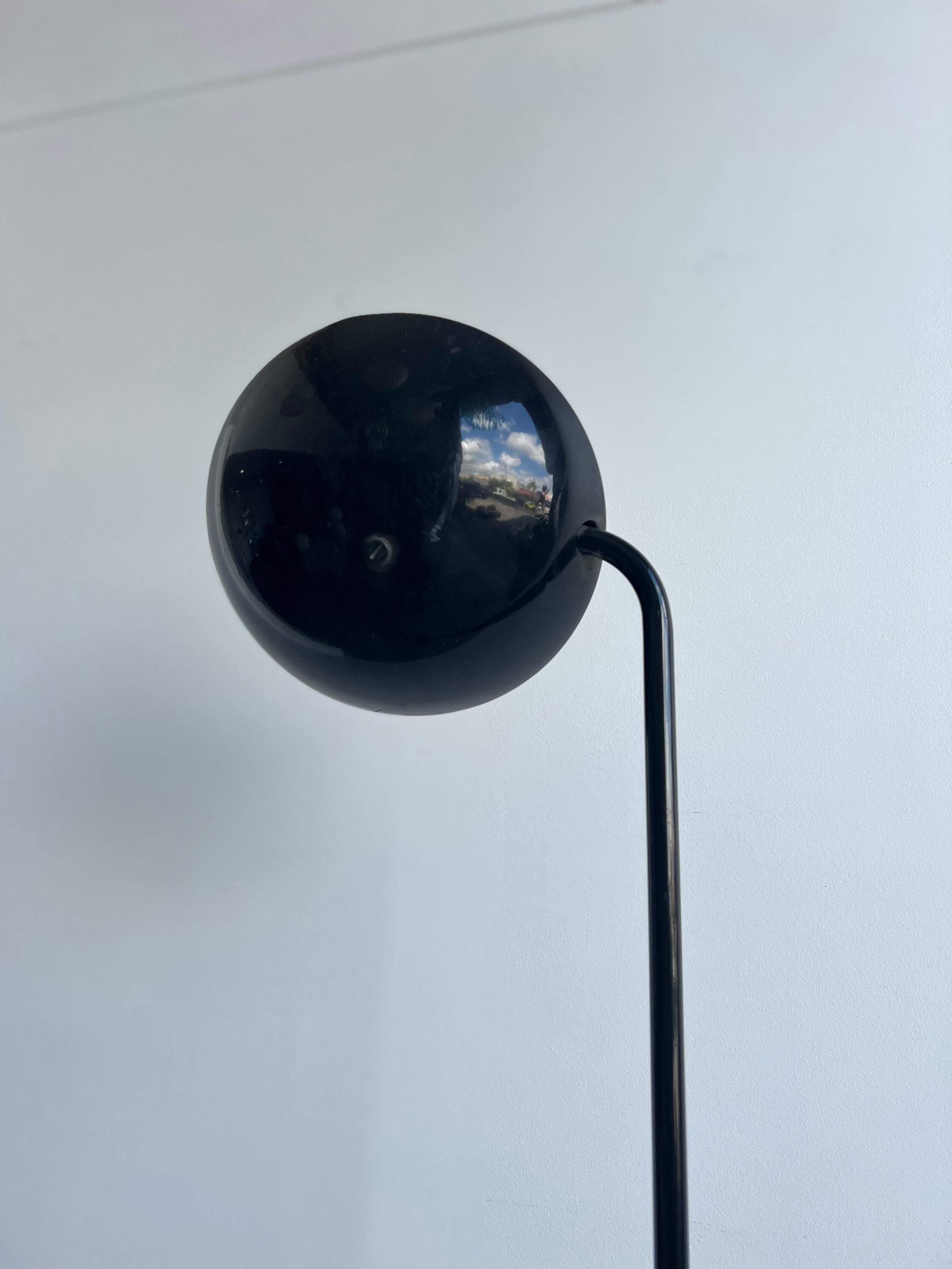 Italian Tre Ci Luci floor lamp Mod. 3563 by P. Marucco 1970s.
Minimal floor lamp in black lacquered metal really nice light effect and not too invasive Halogen light.