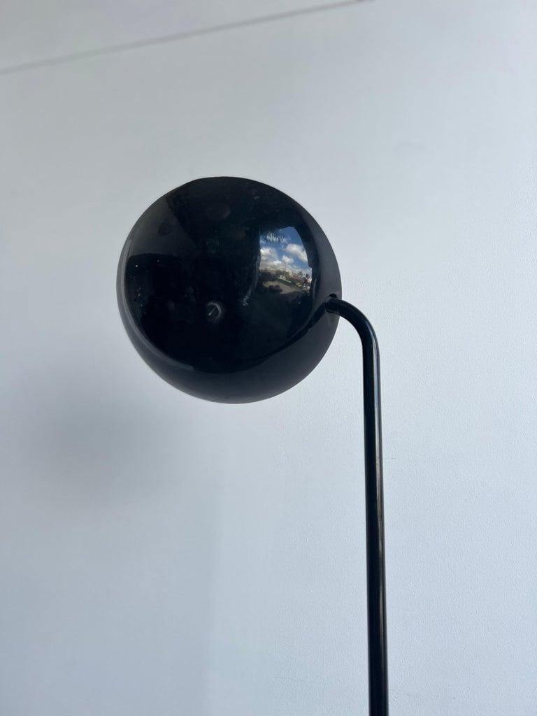 Italienische Tre Ci Luci Stehleuchte Mod. 3563 von P. Marucco 1970er Jahre.
Minimal Stehlampe in schwarz lackiertem Metall wirklich schöne Lichtwirkung und nicht zu invasiv Halogenlicht.