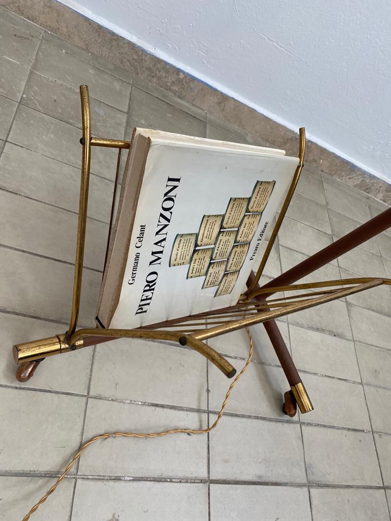 Italian Floor Lamp by Stilnovo in Brass with Magazine Holder, 1950s In Good Condition For Sale In Byron Bay, NSW