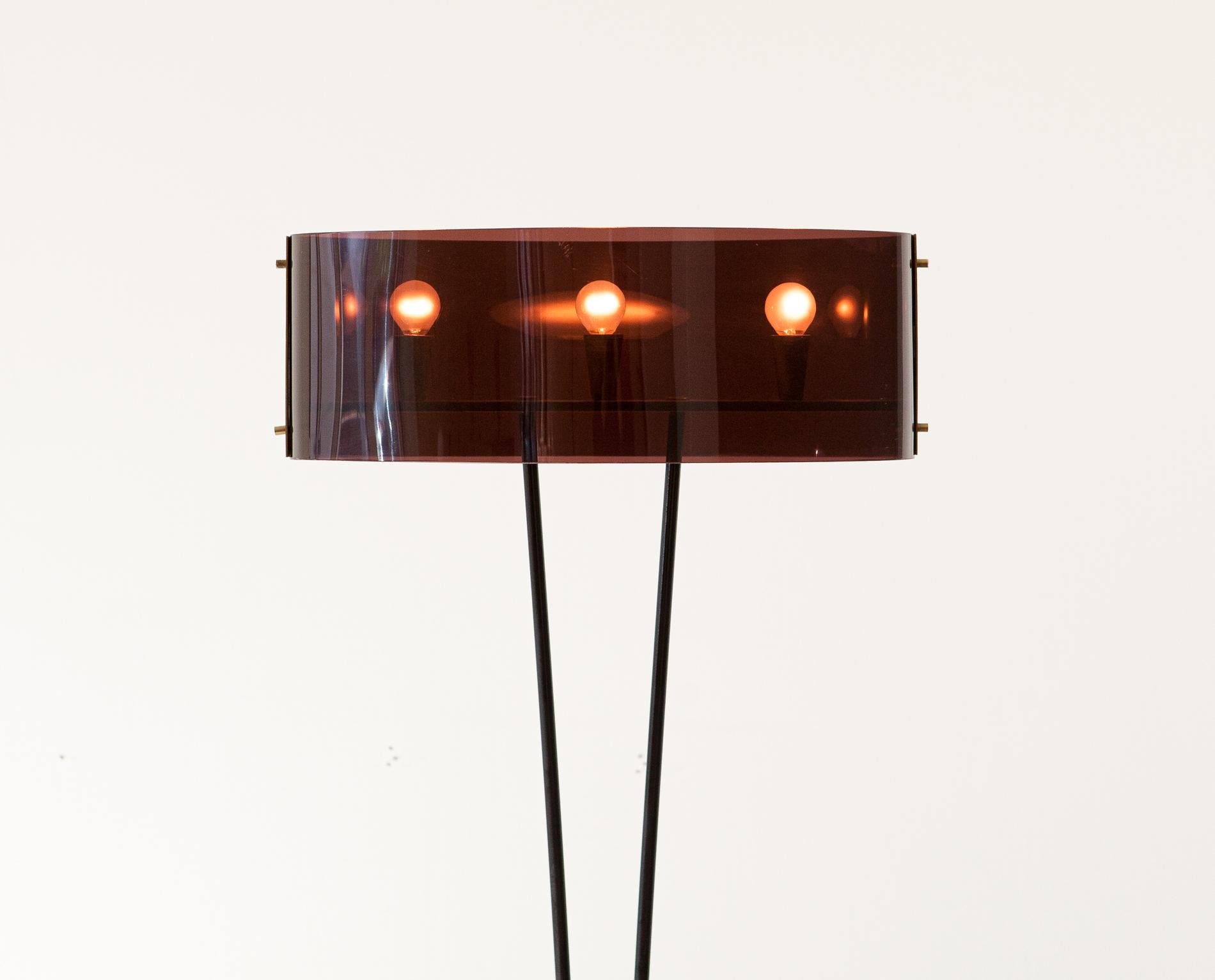 An elegant and modern base lamp, designed and produced in Italy by Stilux Milano during the 1950s
It has two stems that open in black painted iron, brass parts and plexiglass diffuser.




  