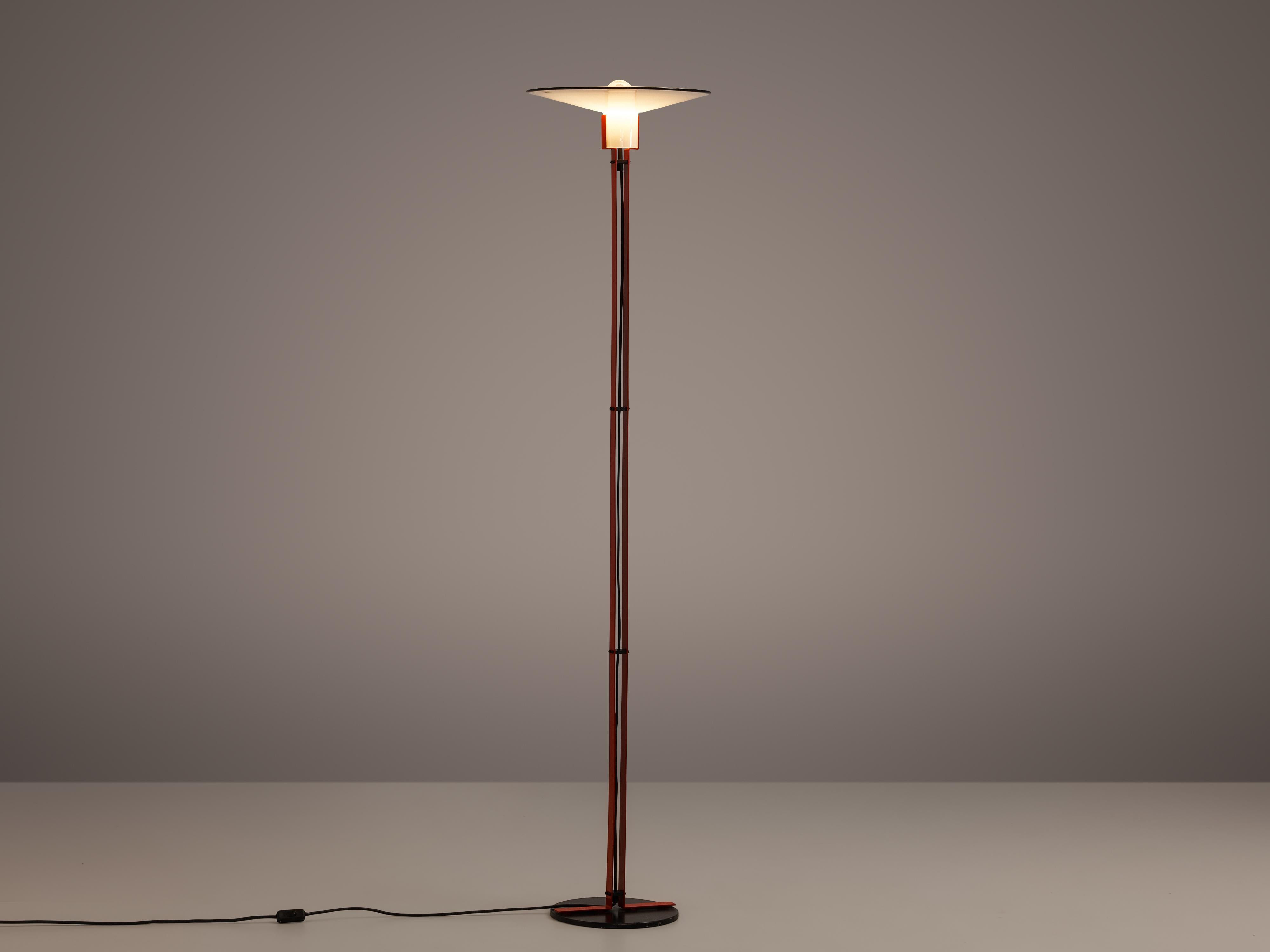 VeArt, floor lamp, metal, glass, Italy, 1970s

This elegant floor lamp by Italian manufacturer VeArt shows lovely details. From a round base two flat stems rise upwards, holding the cable in their middle. On top rests the shade that opens towards