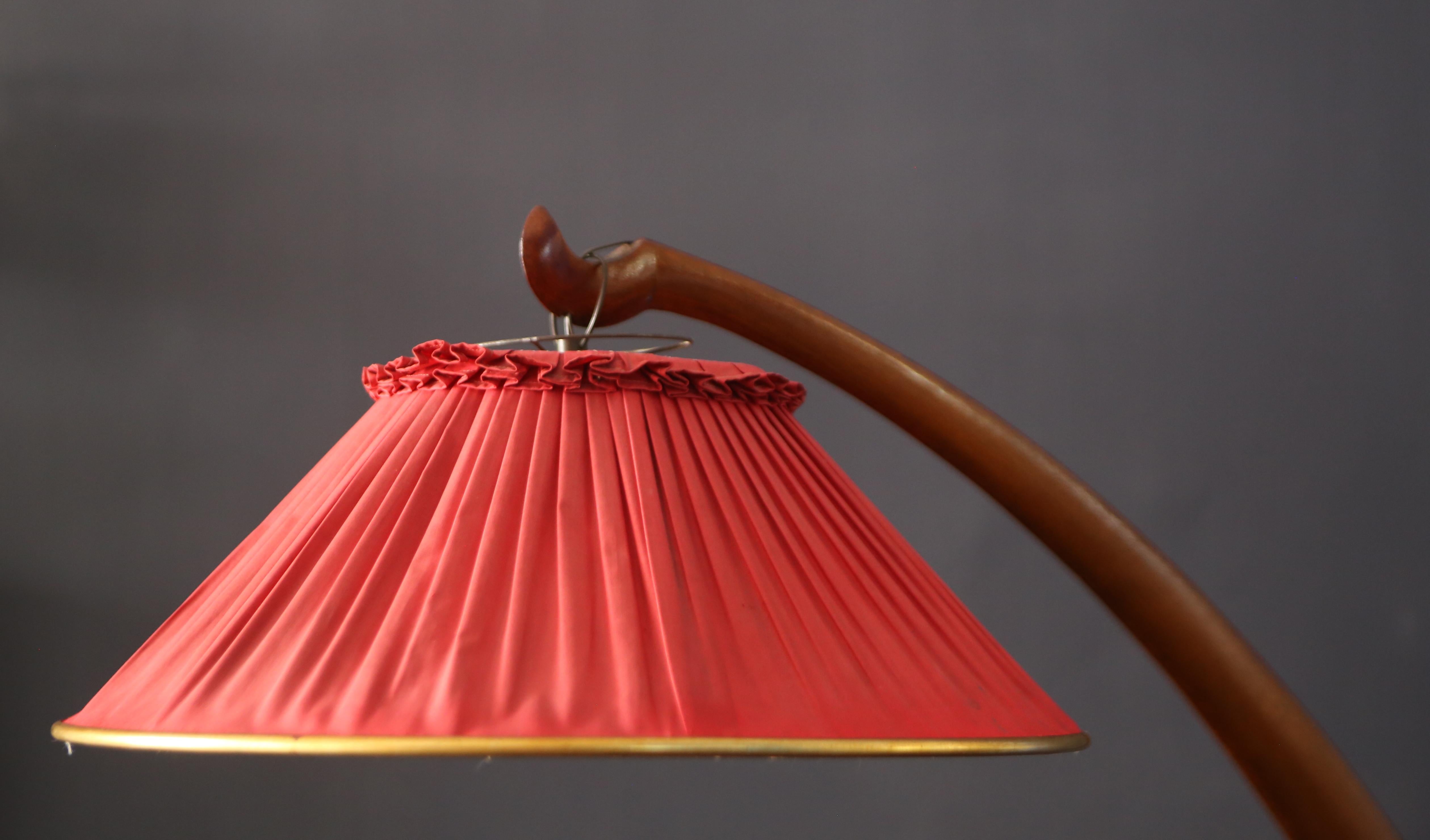 Lámpara de pie italiana de los años 40, totalmente de madera. 
Esta lámpara ha sido restaurada.
 El sistema eléctrico es original y funciona correctamente.