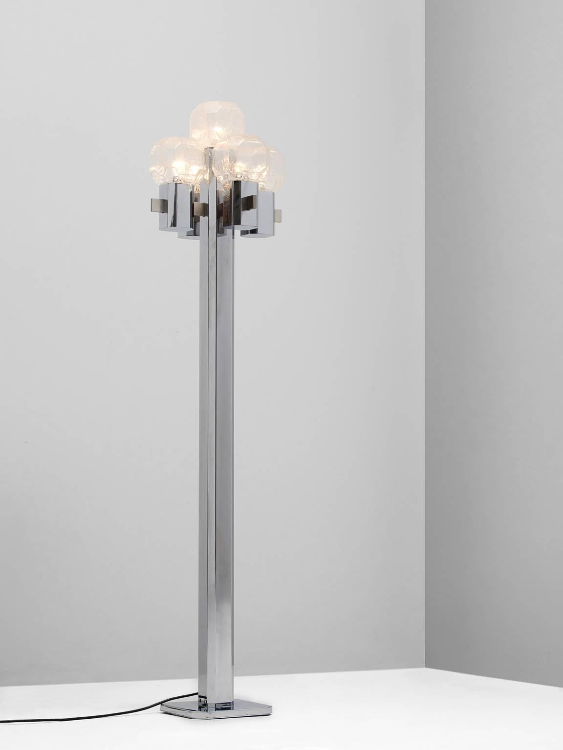 Floor lamp in chrome and glass, Italy, 1970s.
Attributed to Gaetano Sciolari.

The design of this floor lamp is build up out of cubes with rounded edges. Chrome base and stem. Five light-points wit raindrop glass spheres, piled like dices. The