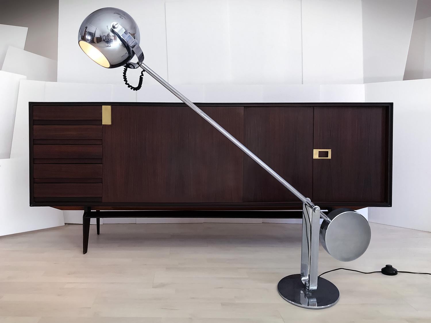 Stunning Italian adjustable floor lamp of the 1970s attributed to the design of Goffredo Reggiani.
This floor lamp has a round counter weight that creates perfect balance to adjust it.
Both basement as well the shade swivel, creating a very nice