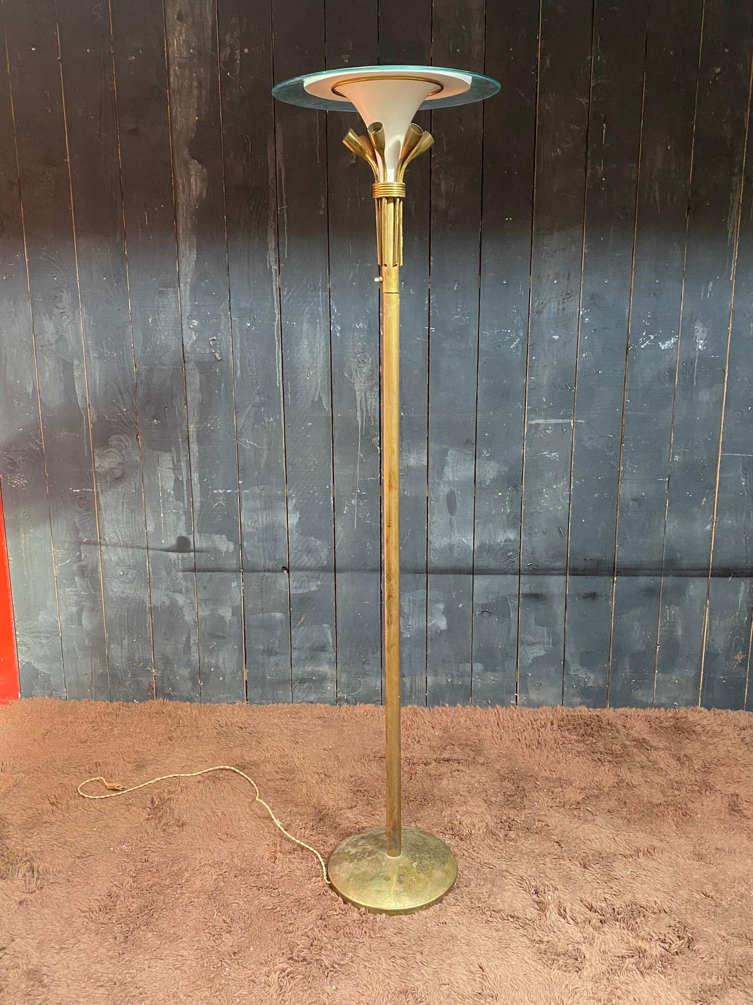Italian floor lamp in lacquered metal brass and glass, circa 1950.
Lit by 7 lights, 1 in the basins and 6 