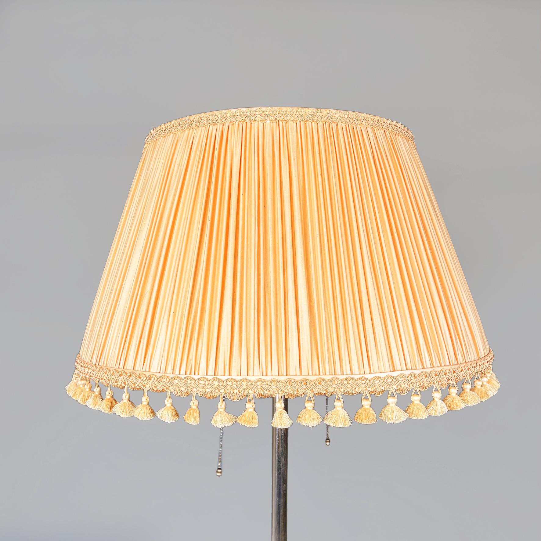 Italian Floor Lamp in Peach Pink Pleated Fabric, Black Metal, 1920s-1930s In Good Condition For Sale In MIlano, IT