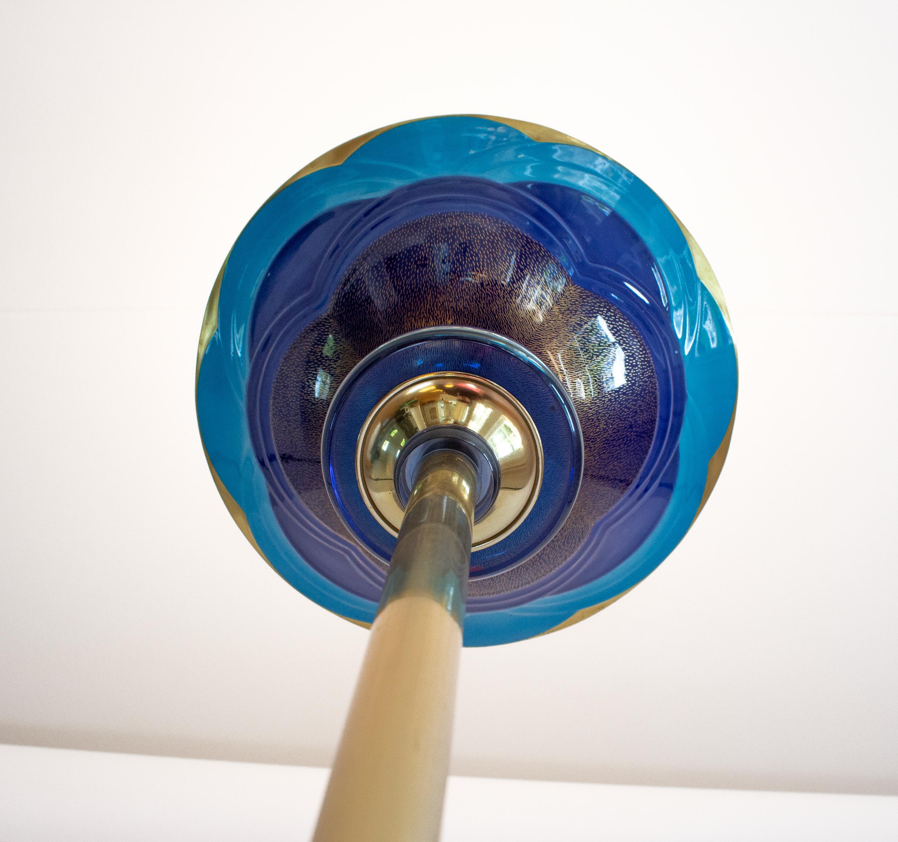 Italienische Stehleuchte aus Porzellan, entworfen und hergestellt von Giulia Mangani in Italien. Eine sehr seltene Stehlampe. Hergestellt aus Messing und Porzellan mit blauen Glasdetails. Aus den 1980er Jahren. In gutem Zustand. Mangani gestempelt.