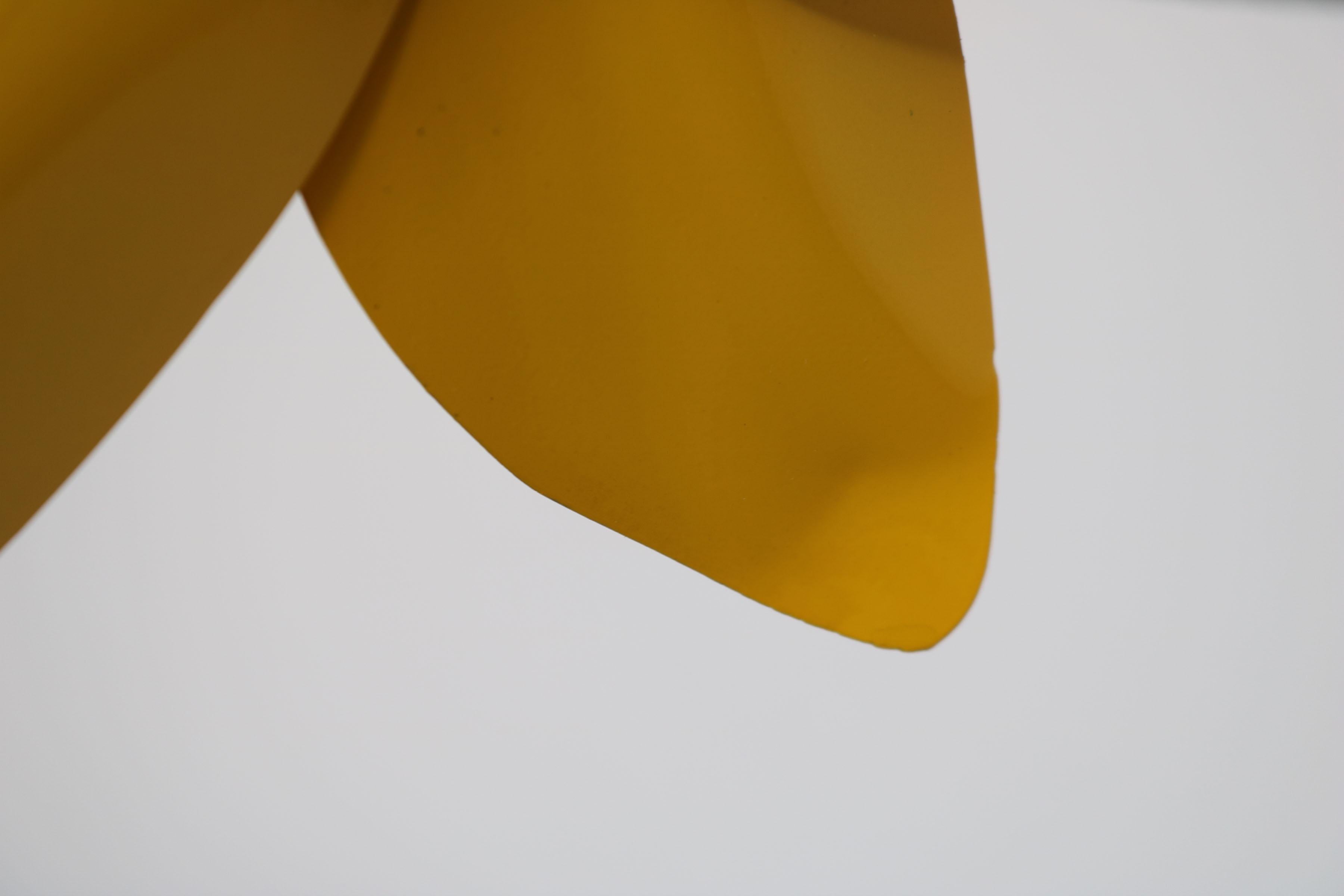 Italian Floor Lamp in Shape of a Daffodil from the 80s 7