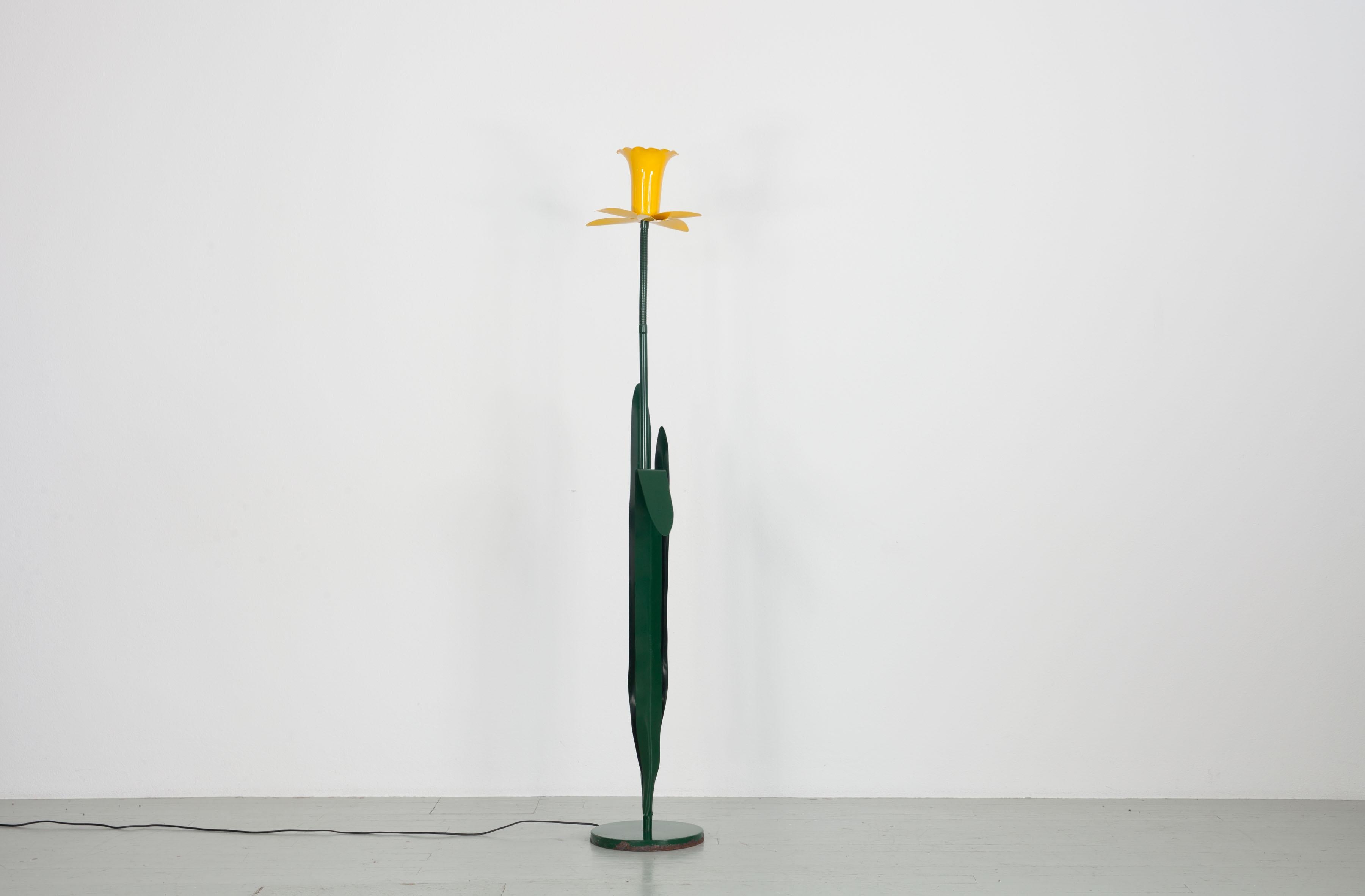 Italian floor lamp from the 80s in the shape of a daffodil. Designed by Peter Bliss 1986. While the 