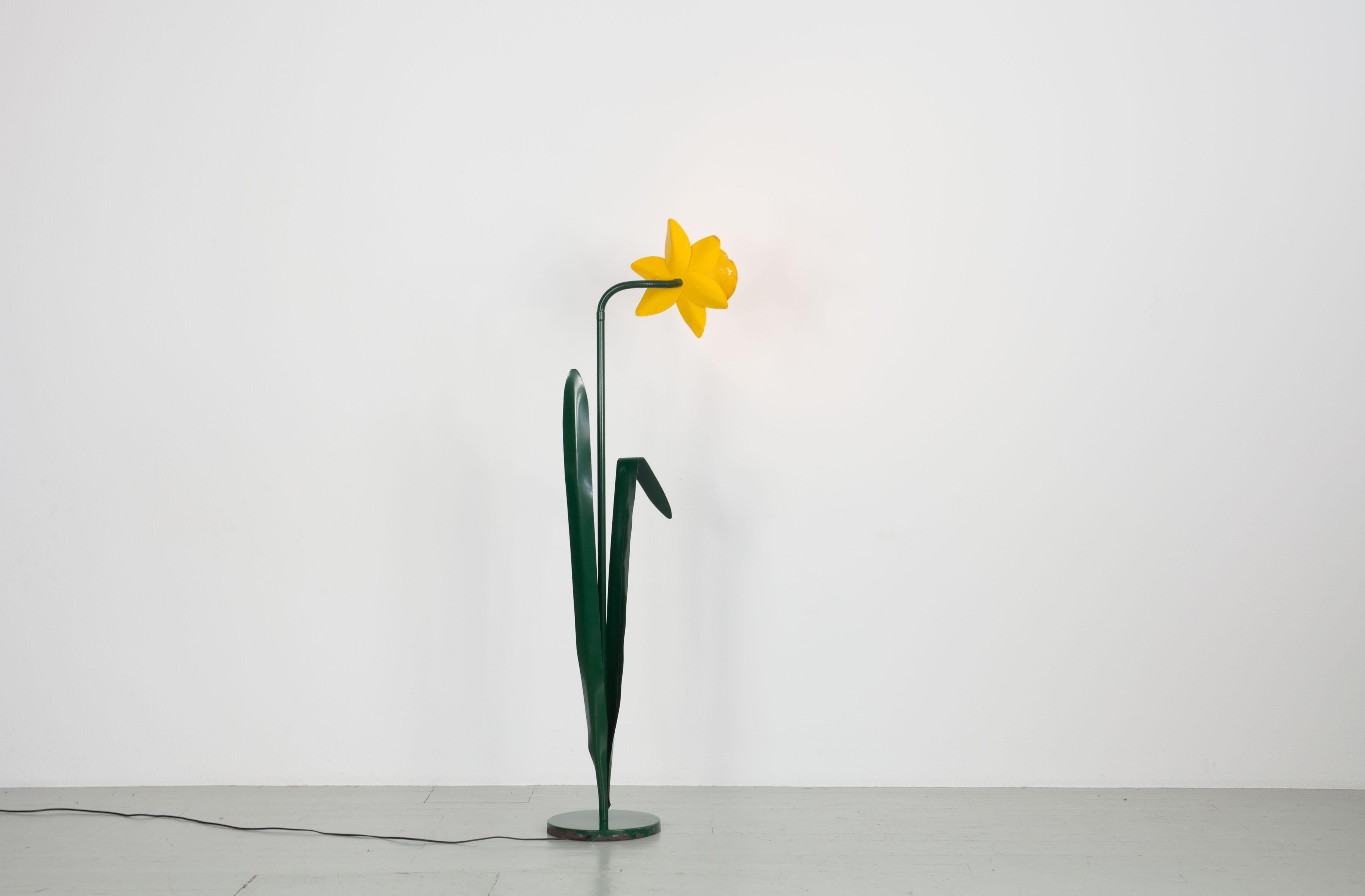 Italian Floor Lamp in Shape of a Daffodil from the 80s In Good Condition In Wolfurt, AT