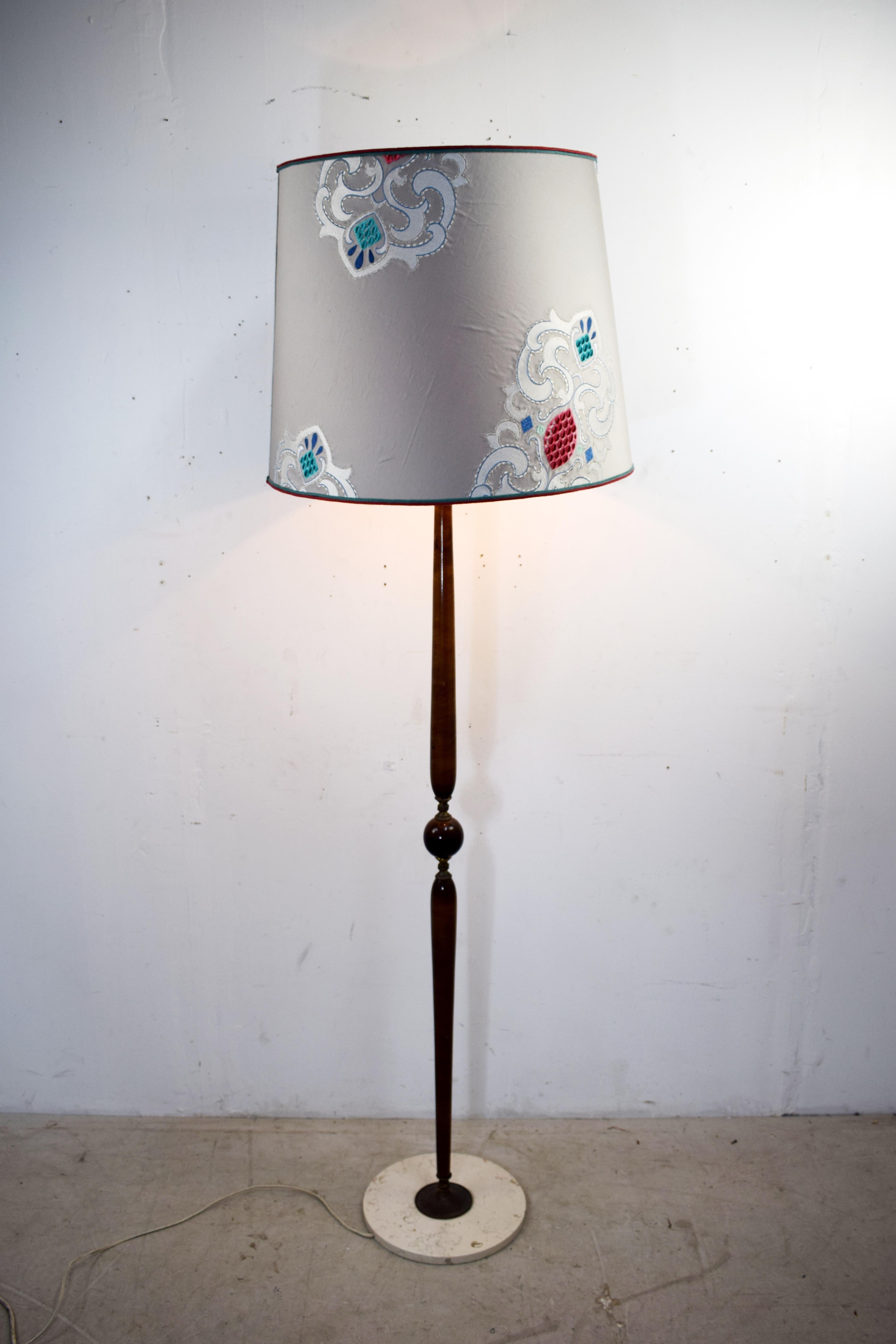 Italienische Stehlampe im Stil von Cesare Lacca, 1940er Jahre.
Abmessungen: H= 180 cm; T= 55 cm.