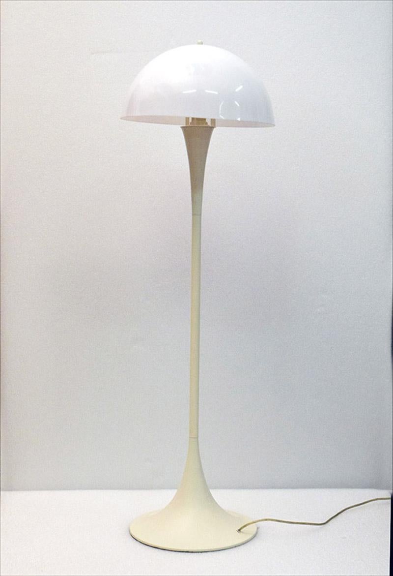 Italian 1970s floor lamp, very similar to Verner Panton’s ‘Pantella’ lamp.
Foot and stem in painted aluminum, plexiglass diffuser.
In excellent condition.