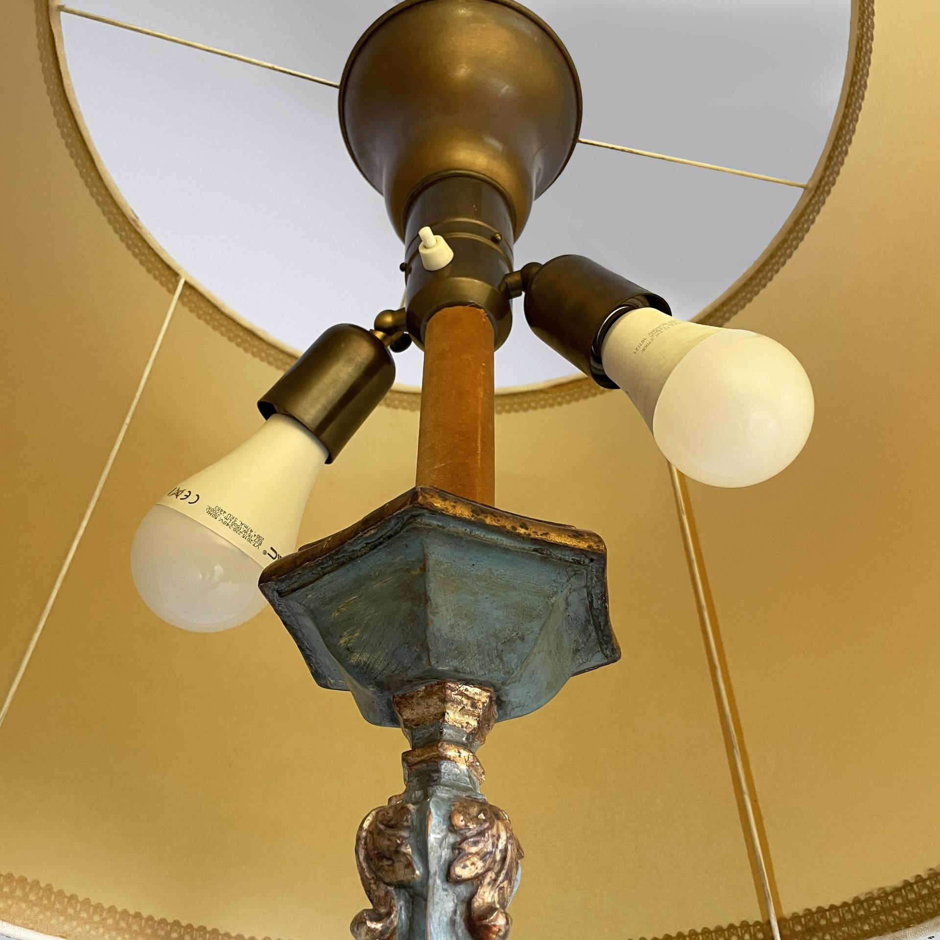 Lampadaire italien en Wood avec feuille d'or et laque bleu clair, années 1940. en vente 4
