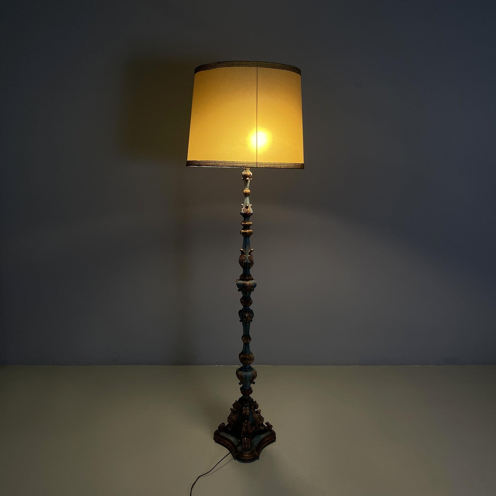 Lampadaire italien moderne du milieu du siècle en bois avec feuilles d'or et laque bleu clair, années 1940
Lampadaire avec un abat-jour en papier brun clair à base ronde avec des bordures dorées. La tige centrale et la base triangulaire sont en bois