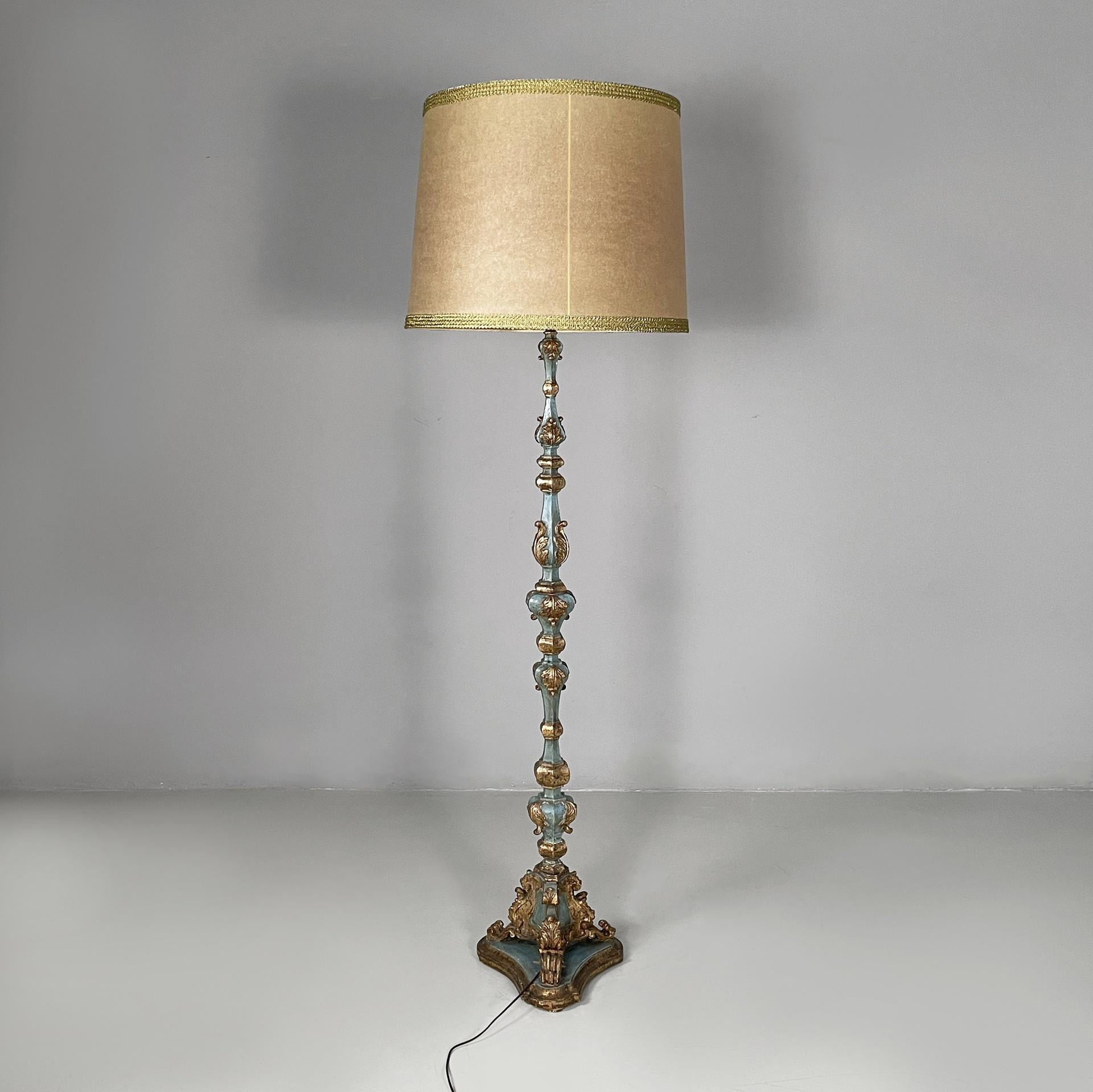 Mid-Century Modern Lampadaire italien en Wood avec feuille d'or et laque bleu clair, années 1940. en vente