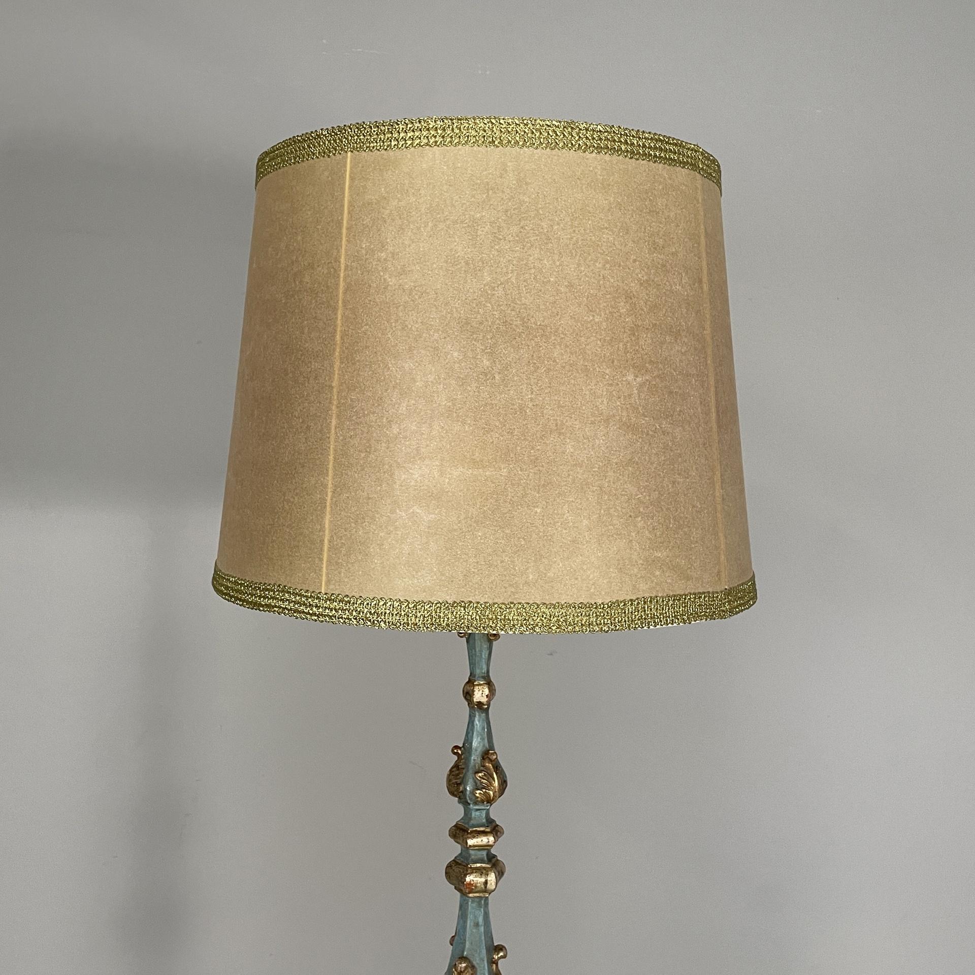 Lampadaire italien en Wood avec feuille d'or et laque bleu clair, années 1940. État moyen - En vente à MIlano, IT